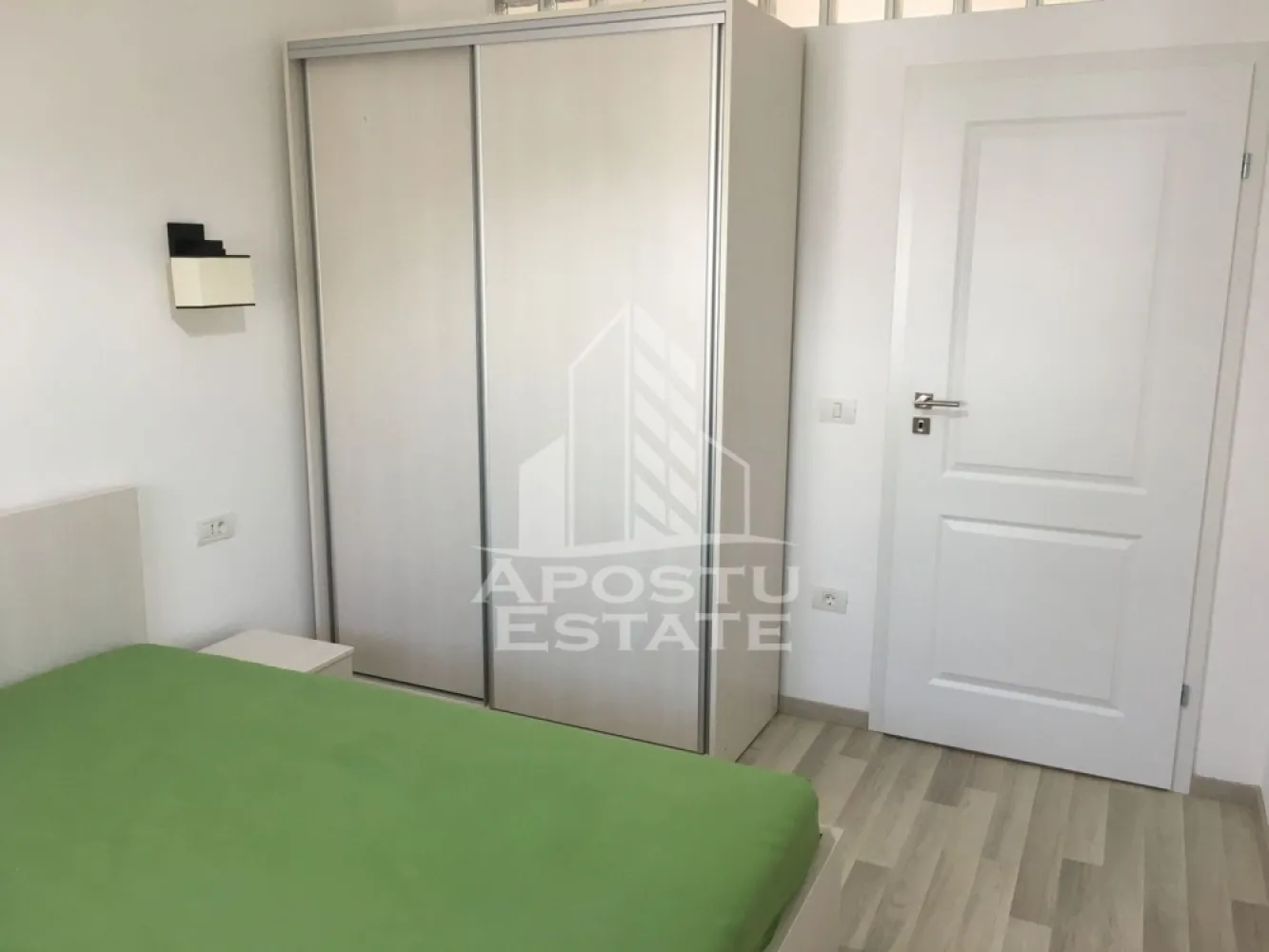 Apartament cu 3 camere, de inchiriat , Dumbravita - Agentia imobiliara APOSTU ESTATE va propune spre inchiriere un apartament cu 3 camere, spatios si luminos, situat in Dumbravita , potrivit pentru cupluri,familii, sau studenti care isi doresc o locuinta unde sa se simta confortabil si cu acces facil catre scoli, statii de autobuz, supermarketuri , magazine de zona, parcuri.

Suprafata utila: 70 mp
Compartimentare eficienta:
-Hol de acces generos
-Bucatarie complet mobilata si utilata, cu loc de luat masa
-Living luminos si spatios open space cu bucătăria 
-Dormitor mobilat si utilat
-Dormitor secundar mobilat 
-Baie prevazuta cu cada

Confort si facilitati:
-Incalzirea apartamentului: centrala proprie 
-Apartamentul este complet mobilat si utilat de către proprietar 
-2 locuri de parcare incluse in pret 

Localizare:
-Timis, Dumbravita-acces facil spre magazine, supermarketul Kaufland , scoli, parcuri si mijloace de transport in comun.

Ideal pentru:
-Familii
-Cupluri
Pret chirie lunara: 500 euro 
Programeaza o vizionare pentru a-ti putea imagina viitorul aici!
ID intern: