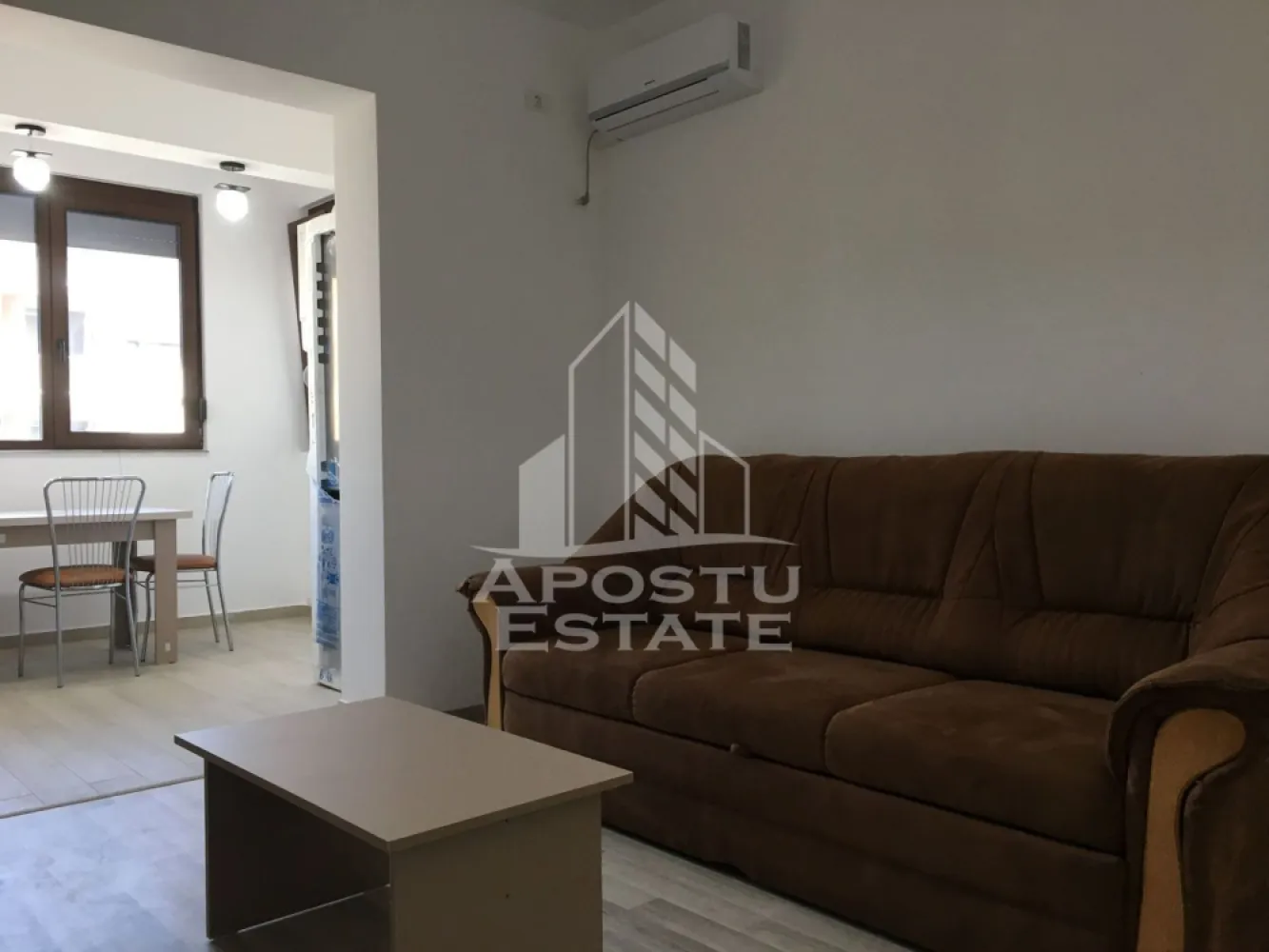 Apartament cu 3 camere, de inchiriat , Dumbravita - Agentia imobiliara APOSTU ESTATE va propune spre inchiriere un apartament cu 3 camere, spatios si luminos, situat in Dumbravita , potrivit pentru cupluri,familii, sau studenti care isi doresc o locuinta unde sa se simta confortabil si cu acces facil catre scoli, statii de autobuz, supermarketuri , magazine de zona, parcuri.

Suprafata utila: 70 mp
Compartimentare eficienta:
-Hol de acces generos
-Bucatarie complet mobilata si utilata, cu loc de luat masa
-Living luminos si spatios open space cu bucătăria 
-Dormitor mobilat si utilat
-Dormitor secundar mobilat 
-Baie prevazuta cu cada

Confort si facilitati:
-Incalzirea apartamentului: centrala proprie 
-Apartamentul este complet mobilat si utilat de către proprietar 
-2 locuri de parcare incluse in pret 

Localizare:
-Timis, Dumbravita-acces facil spre magazine, supermarketul Kaufland , scoli, parcuri si mijloace de transport in comun.

Ideal pentru:
-Familii
-Cupluri
Pret chirie lunara: 500 euro 
Programeaza o vizionare pentru a-ti putea imagina viitorul aici!
ID intern: