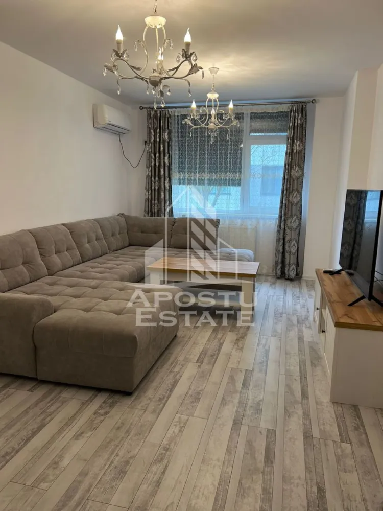 Apartament cu 2 camere de inchiriat, parcare, City Of Mara, Timisoara - Agentia imobiliara APOSTU ESTATE va propune spre inchiriere un apartament cu 2 camere spatios si luminos, situat in Timisoara, zona Circumvalatiunii (City Of Mara), potrivit pentru cupluri sau persoane singure care isi doresc o locuinta in care sa se simta confortabil
Suprafata utila: 53 mp

Compartimentare eficienta:
-Bucatarie deschisa complet mobilata si utilata, cu loc de luat masa
-Living luminos si spatios
-Dormitor complet mobilat si utilat
-Baie prevazuta cu cada

Confort si facilitati:
-Masina de spalat rufe
-Masina de spalat vase
-Aer conditionat
- LOC DE PARCARE INCLUS IN PRET
-Incalzirea apartamentului: centrala proprie (incalzire prin calorifere)

Localizare:
-Timis, Timisoara, zona Circumvalatiunii, Semicentral, Complexul City Of Mara

Ideal pentru:
-Persoane singure
-Cupluri
-Familii la inceput de drum

Disponibilitate: 01.07.2026
Pret chirie lunara: 600 EUR (sau 700 EUR cu toate cheltuielile incluse)
Programeaza o vizionare pentru a-ti putea imagina viitorul aici!
ID intern: CP3126297