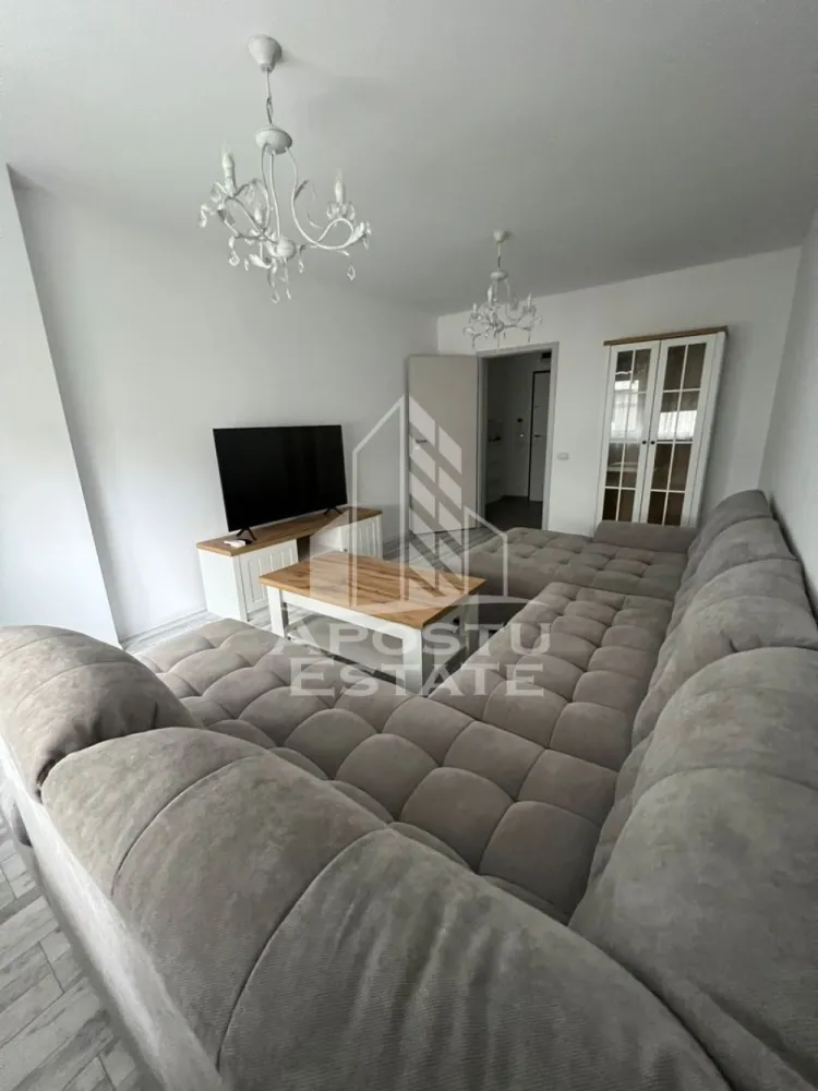 Apartament cu 2 camere de inchiriat, parcare, City Of Mara, Timisoara - Agentia imobiliara APOSTU ESTATE va propune spre inchiriere un apartament cu 2 camere spatios si luminos, situat in Timisoara, zona Circumvalatiunii (City Of Mara), potrivit pentru cupluri sau persoane singure care isi doresc o locuinta in care sa se simta confortabil
Suprafata utila: 53 mp

Compartimentare eficienta:
-Bucatarie deschisa complet mobilata si utilata, cu loc de luat masa
-Living luminos si spatios
-Dormitor complet mobilat si utilat
-Baie prevazuta cu cada

Confort si facilitati:
-Masina de spalat rufe
-Masina de spalat vase
-Aer conditionat
- LOC DE PARCARE INCLUS IN PRET
-Incalzirea apartamentului: centrala proprie (incalzire prin calorifere)

Localizare:
-Timis, Timisoara, zona Circumvalatiunii, Semicentral, Complexul City Of Mara

Ideal pentru:
-Persoane singure
-Cupluri
-Familii la inceput de drum

Disponibilitate: 01.07.2026
Pret chirie lunara: 600 EUR (sau 700 EUR cu toate cheltuielile incluse)
Programeaza o vizionare pentru a-ti putea imagina viitorul aici!
ID intern: CP3126297