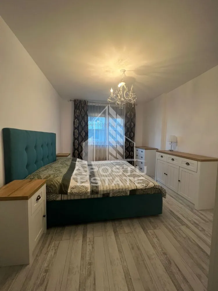 Apartament cu 2 camere de inchiriat, parcare, City Of Mara, Timisoara - Agentia imobiliara APOSTU ESTATE va propune spre inchiriere un apartament cu 2 camere spatios si luminos, situat in Timisoara, zona Circumvalatiunii (City Of Mara), potrivit pentru cupluri sau persoane singure care isi doresc o locuinta in care sa se simta confortabil
Suprafata utila: 53 mp

Compartimentare eficienta:
-Bucatarie deschisa complet mobilata si utilata, cu loc de luat masa
-Living luminos si spatios
-Dormitor complet mobilat si utilat
-Baie prevazuta cu cada

Confort si facilitati:
-Masina de spalat rufe
-Masina de spalat vase
-Aer conditionat
- LOC DE PARCARE INCLUS IN PRET
-Incalzirea apartamentului: centrala proprie (incalzire prin calorifere)

Localizare:
-Timis, Timisoara, zona Circumvalatiunii, Semicentral, Complexul City Of Mara

Ideal pentru:
-Persoane singure
-Cupluri
-Familii la inceput de drum

Disponibilitate: 01.07.2026
Pret chirie lunara: 600 EUR (sau 700 EUR cu toate cheltuielile incluse)
Programeaza o vizionare pentru a-ti putea imagina viitorul aici!
ID intern: CP3126297