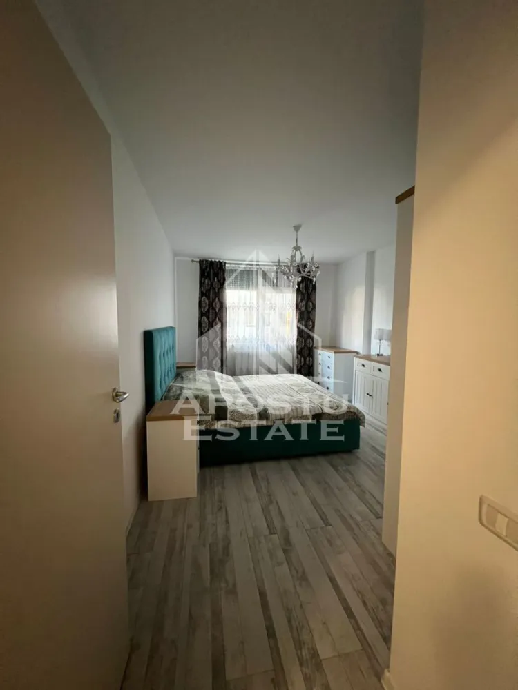 Apartament cu 2 camere de inchiriat, parcare, City Of Mara, Timisoara - Agentia imobiliara APOSTU ESTATE va propune spre inchiriere un apartament cu 2 camere spatios si luminos, situat in Timisoara, zona Circumvalatiunii (City Of Mara), potrivit pentru cupluri sau persoane singure care isi doresc o locuinta in care sa se simta confortabil
Suprafata utila: 53 mp

Compartimentare eficienta:
-Bucatarie deschisa complet mobilata si utilata, cu loc de luat masa
-Living luminos si spatios
-Dormitor complet mobilat si utilat
-Baie prevazuta cu cada

Confort si facilitati:
-Masina de spalat rufe
-Masina de spalat vase
-Aer conditionat
- LOC DE PARCARE INCLUS IN PRET
-Incalzirea apartamentului: centrala proprie (incalzire prin calorifere)

Localizare:
-Timis, Timisoara, zona Circumvalatiunii, Semicentral, Complexul City Of Mara

Ideal pentru:
-Persoane singure
-Cupluri
-Familii la inceput de drum

Disponibilitate: 01.07.2026
Pret chirie lunara: 600 EUR (sau 700 EUR cu toate cheltuielile incluse)
Programeaza o vizionare pentru a-ti putea imagina viitorul aici!
ID intern: CP3126297
