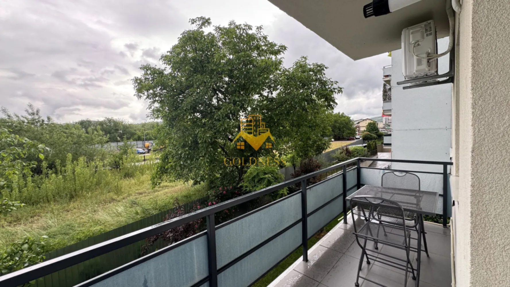 2 camere, decomandate, modern,bloc nou,garaj,Marasti, Junior Residence - GOLDNESS Imobiliare vă propune spre închiriere un apartament cu 2 camere open-space complet mobilat și utilat, la etajul 1 într-un imobil de 6 etaje, în Cartierul Iris, Zona Sobarilor. - Junior Residence.
Dispune de loc de parcare subterana.
Se află în apropierea stațiilor de transport în comun, magazine, restaurante, spații verzi, farmacii, etc. 

Apartamentul este compartimentat astfel:
 - dormitor cu pat matrimonial, dressing, noptiere
 - dormitor cu canapea extensibila, masuta pentru cafea, spatiu pentru depozitare, TV
 - bucatarie complet mobilata, utilata, loc de luat masa
 - baie cu dus walk-in, calorifer port prosop și dulap pentru depozitare.
 - balcon deschis de 6 mp.

Imobilul este dotat cu toate cele necesare- centrală proprie, frigider, aragaz, hotă, mașină de spălat haine, aer conditionat, etc. 

Dacă sunteți interesați de acest apartament și doriți să îl vizionați, dar și pentru alte oferte nu ezitați să ne contactați telefonic sau prin e-mail. Vă stăm la dispoziție!
Pentru intermediere se percepe un comision de 50% din prețul chiriei!