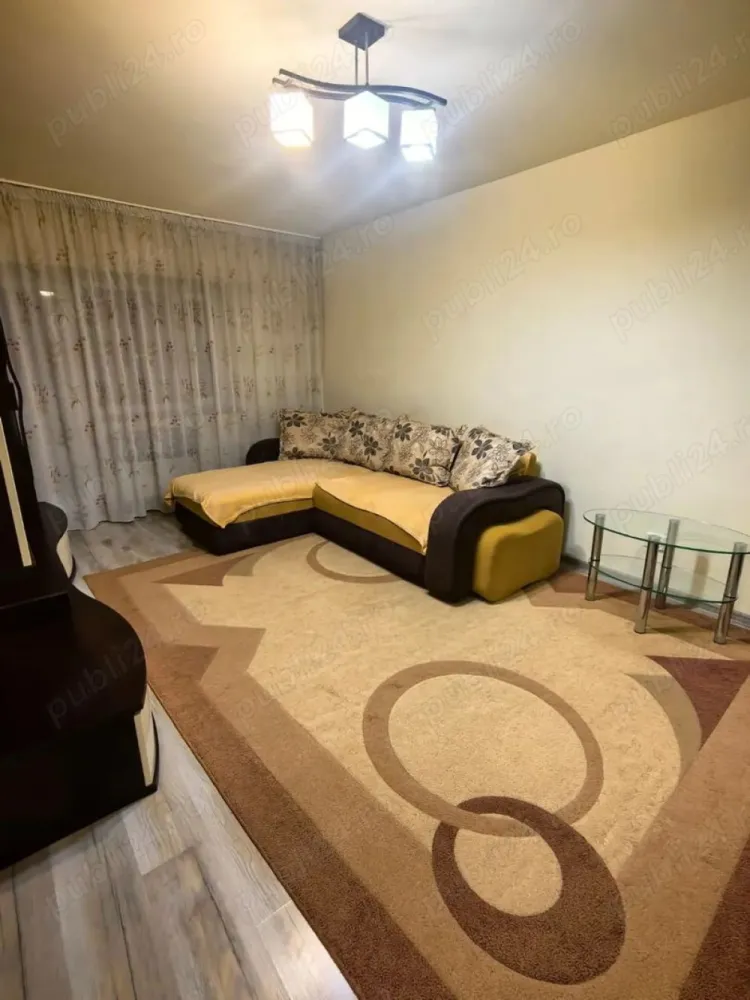 De inchiriat apartament cu 2 camere zona Gării, Universitate, 380 E - Se oferă spre închiriere apartament cu 2 camere, situat într-o zonă liniștită și bine poziționată, în apropierea Gării, Universității .

- Complet mobilat și utilat
- Living spațios, dotat cu soundbar
- Apartament luminos, cu lumină naturală din abundență
- Racordat la sistemul de încălzire centrală al blocului
- Vecini liniștiți și civilizați
- Aproape de Universitate, Primărie, magazine și alte puncte de interes
- Acces rapid la mijloacele de transport în comun
- bloc nou, construit in 2004.
Locuința este ideală pentru studenți, cupluri sau persoane care își doresc confort și acces facil către principalele zone ale orașului.
 Chirie: 380 € / lună, negociabil.
La incheierea contractului de inchiriere chiriasul va achita prima chirie, o garantie egala cu o chirie si comisionul agentiei imobiliare.
Pentru mai multe informații sau pentru programarea unei vizionări, 0741.030291 Marilena.