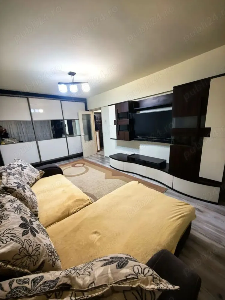 De inchiriat apartament cu 2 camere zona Gării, Universitate, 380 E - Se oferă spre închiriere apartament cu 2 camere, situat într-o zonă liniștită și bine poziționată, în apropierea Gării, Universității .

- Complet mobilat și utilat
- Living spațios, dotat cu soundbar
- Apartament luminos, cu lumină naturală din abundență
- Racordat la sistemul de încălzire centrală al blocului
- Vecini liniștiți și civilizați
- Aproape de Universitate, Primărie, magazine și alte puncte de interes
- Acces rapid la mijloacele de transport în comun
- bloc nou, construit in 2004.
Locuința este ideală pentru studenți, cupluri sau persoane care își doresc confort și acces facil către principalele zone ale orașului.
 Chirie: 380 € / lună, negociabil.
La incheierea contractului de inchiriere chiriasul va achita prima chirie, o garantie egala cu o chirie si comisionul agentiei imobiliare.
Pentru mai multe informații sau pentru programarea unei vizionări, 0741.030291 Marilena.