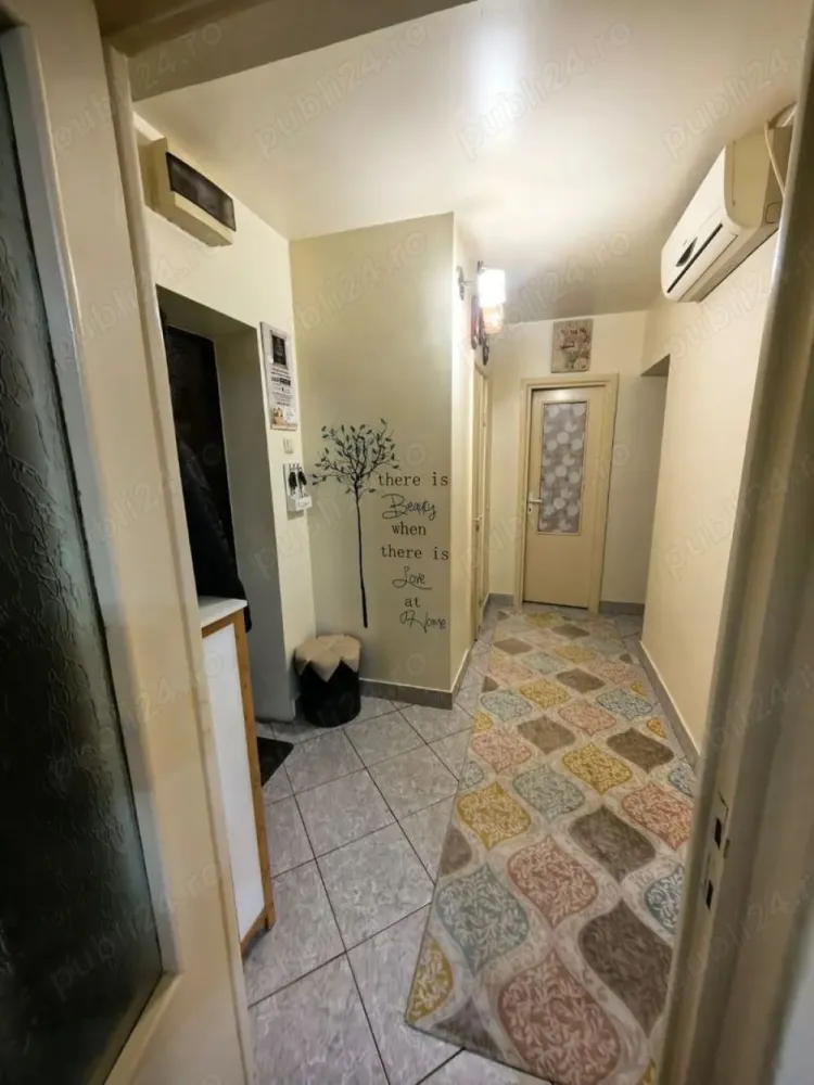 De inchiriat apartament cu 2 camere zona Gării, Universitate, 380 E - Se oferă spre închiriere apartament cu 2 camere, situat într-o zonă liniștită și bine poziționată, în apropierea Gării, Universității .

- Complet mobilat și utilat
- Living spațios, dotat cu soundbar
- Apartament luminos, cu lumină naturală din abundență
- Racordat la sistemul de încălzire centrală al blocului
- Vecini liniștiți și civilizați
- Aproape de Universitate, Primărie, magazine și alte puncte de interes
- Acces rapid la mijloacele de transport în comun
- bloc nou, construit in 2004.
Locuința este ideală pentru studenți, cupluri sau persoane care își doresc confort și acces facil către principalele zone ale orașului.
 Chirie: 380 € / lună, negociabil.
La incheierea contractului de inchiriere chiriasul va achita prima chirie, o garantie egala cu o chirie si comisionul agentiei imobiliare.
Pentru mai multe informații sau pentru programarea unei vizionări, 0741.030291 Marilena.