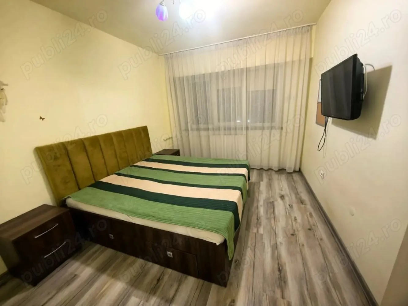 De inchiriat apartament cu 2 camere zona Gării, Universitate, 380 E - Se oferă spre închiriere apartament cu 2 camere, situat într-o zonă liniștită și bine poziționată, în apropierea Gării, Universității .

- Complet mobilat și utilat
- Living spațios, dotat cu soundbar
- Apartament luminos, cu lumină naturală din abundență
- Racordat la sistemul de încălzire centrală al blocului
- Vecini liniștiți și civilizați
- Aproape de Universitate, Primărie, magazine și alte puncte de interes
- Acces rapid la mijloacele de transport în comun
- bloc nou, construit in 2004.
Locuința este ideală pentru studenți, cupluri sau persoane care își doresc confort și acces facil către principalele zone ale orașului.
 Chirie: 380 € / lună, negociabil.
La incheierea contractului de inchiriere chiriasul va achita prima chirie, o garantie egala cu o chirie si comisionul agentiei imobiliare.
Pentru mai multe informații sau pentru programarea unei vizionări, 0741.030291 Marilena.