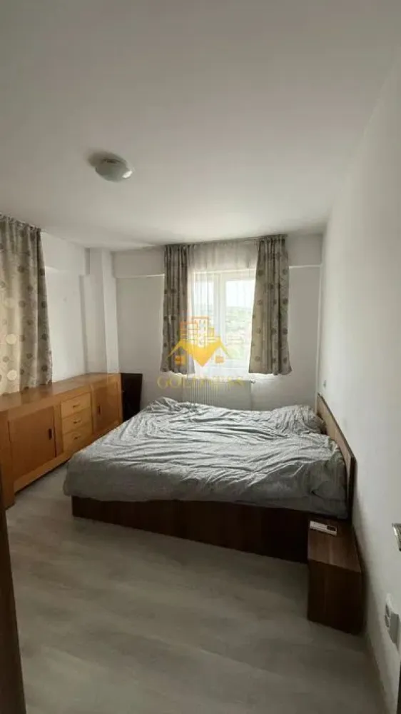 2 Camere open space, Oasului, Parcare, Modern, Iris, Panemar, Auchan - GOLDNESS Imobiliare vă propune spre închiriere un apartament cu 2 camere complet mobilat și utilat, la etajul4 într-un imobil de 8 etaje, în Cartierul Iris.
Parcare subterana inclusa!
Se află în apropierea stațiilor de transport în comun, magazine, restaurante, spații verzi, farmacii, etc. 

Apartamentul este compartimentat astfel:
 - dormitor cu pat matrimonial, dressing, noptiere
 - living cu bucatarie open space complet utilată și mobilată, canapea extensibilă, loc de servit masa 
 - baie cu cabina de dus, calorifer port prosop și dulap pentru depozitare.
 - balcon 4 mp.

Imobilul este dotat cu toate cele necesare- centrală proprie, frigider, aragaz, hotă, mașină de spălat haine, etc. 

Dacă sunteți interesați de acest apartament și doriți să îl vizionați, dar și pentru alte oferte nu ezitați să ne contactați telefonic sau prin e-mail. Vă stăm la dispoziție!
Pentru intermediere se percepe un comision de 50% din prețul chiriei!