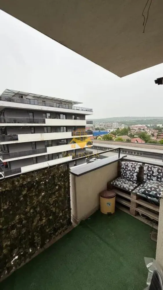 2 Camere open space, Oasului, Parcare, Modern, Iris, Panemar, Auchan - GOLDNESS Imobiliare vă propune spre închiriere un apartament cu 2 camere complet mobilat și utilat, la etajul4 într-un imobil de 8 etaje, în Cartierul Iris.
Parcare subterana inclusa!
Se află în apropierea stațiilor de transport în comun, magazine, restaurante, spații verzi, farmacii, etc. 

Apartamentul este compartimentat astfel:
 - dormitor cu pat matrimonial, dressing, noptiere
 - living cu bucatarie open space complet utilată și mobilată, canapea extensibilă, loc de servit masa 
 - baie cu cabina de dus, calorifer port prosop și dulap pentru depozitare.
 - balcon 4 mp.

Imobilul este dotat cu toate cele necesare- centrală proprie, frigider, aragaz, hotă, mașină de spălat haine, etc. 

Dacă sunteți interesați de acest apartament și doriți să îl vizionați, dar și pentru alte oferte nu ezitați să ne contactați telefonic sau prin e-mail. Vă stăm la dispoziție!
Pentru intermediere se percepe un comision de 50% din prețul chiriei!