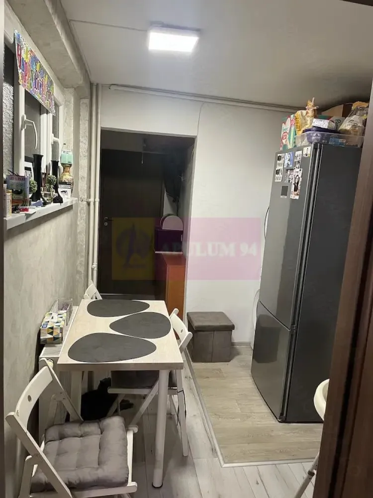 Apartament 2 camere pe str Huedin - Agentia Imobiliara Apulum 94, va ofera spre vanzare
Apartament 2 camere,decomandat,41,03 mp utili ,situat la etajul 1 10,intr -un bloc construit in anul 1975.Apartamentul dispune de centrala termică și aer condiționat,fiind ideal pentru locuit cat și pentru investiție.Are vederea atât pe față cat și pe spate.
.Zona este foarte bună ,aproape de școală, la 1 minut de grădiniță .
Mijloacele de transport la 2 minute (381,76).
Apartamentul se află pe strada Huedin.
Pret 75.000 se vinde mobilat sau nemobilat
