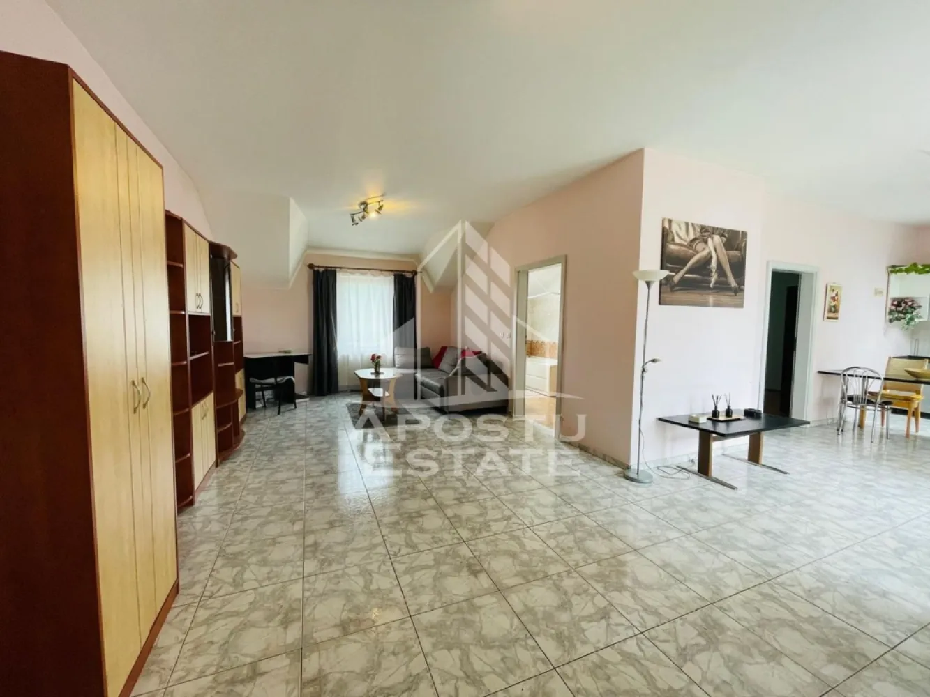 Apartament 2 camere/ Intim/ 80MP - Apostu Estate va propune spre închiriere apartament spațios cu 2 camere și o suprafață generoasă de 80 mp, situat în zona Piața Spitalului. 
Locuința are un living imens cu bucătărie open-space și este complet mobilată și utilată, fiind ideală pentru studenți datorită așezării excelente.
Detalii și Facilități Suprafață: 80 mp 
Compartimentare: Living foarte mare cu bucătărie open-space, dormitor spațios, baie, hol.
Dotări: Centrală termică proprie, geamuri termopan, aer condiționat.
Mobilier și Electrocasnice: Complet mobilat și utilat, gata pentru mutare.
Zonă: Ultra-centrală/Piața Spitalului (foarte sigură și liniștită). 
Aproape de Spitalul Județean și principalele facultăți.
Accesibilitate: Stații de mijloace de transport în comun, farmacii, supermarketuri și centre comerciale în imediata apropiere.
CP3128212