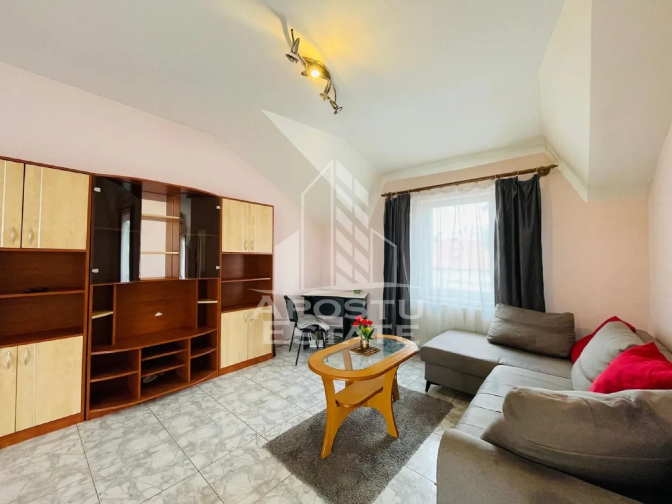 Apartament 2 camere/ Intim/ 80MP - Apostu Estate va propune spre închiriere apartament spațios cu 2 camere și o suprafață generoasă de 80 mp, situat în zona Piața Spitalului. 
Locuința are un living imens cu bucătărie open-space și este complet mobilată și utilată, fiind ideală pentru studenți datorită așezării excelente.
Detalii și Facilități Suprafață: 80 mp 
Compartimentare: Living foarte mare cu bucătărie open-space, dormitor spațios, baie, hol.
Dotări: Centrală termică proprie, geamuri termopan, aer condiționat.
Mobilier și Electrocasnice: Complet mobilat și utilat, gata pentru mutare.
Zonă: Ultra-centrală/Piața Spitalului (foarte sigură și liniștită). 
Aproape de Spitalul Județean și principalele facultăți.
Accesibilitate: Stații de mijloace de transport în comun, farmacii, supermarketuri și centre comerciale în imediata apropiere.
CP3128212