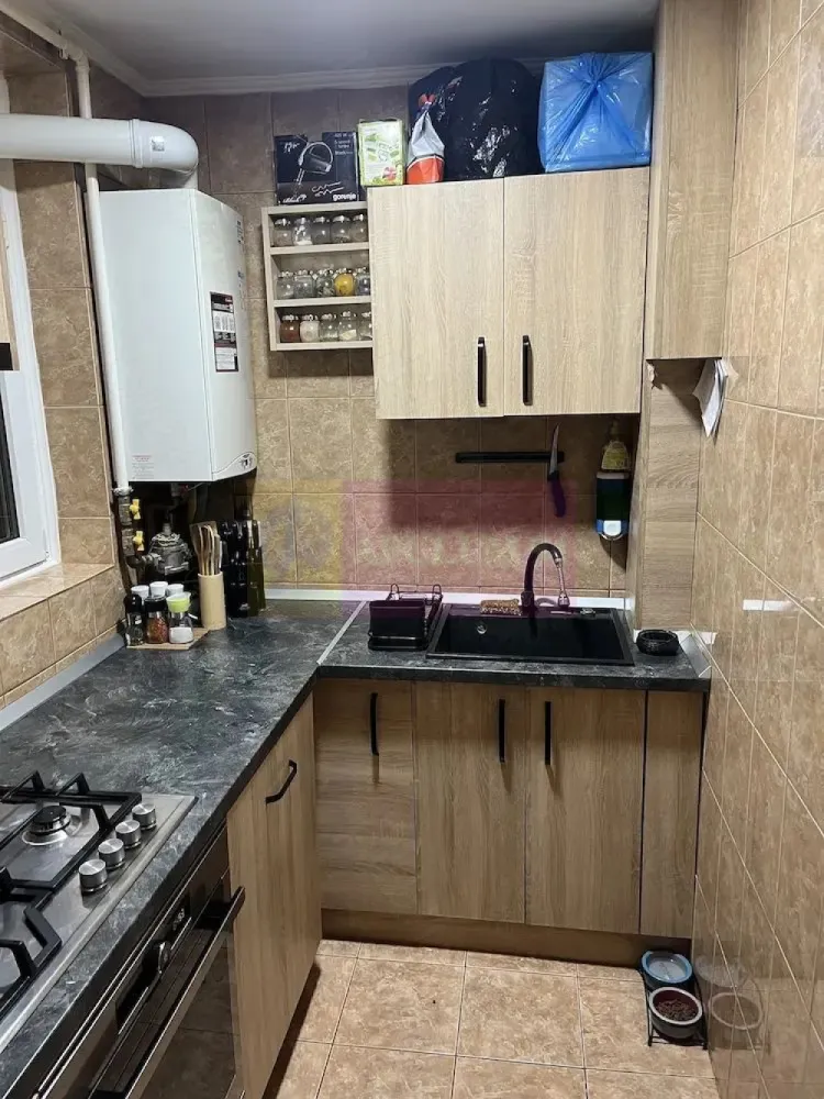 Apartament 2 camere pe str Huedin - Agentia Imobiliara Apulum 94, va ofera spre vanzare
Apartament 2 camere,decomandat,41,03 mp utili ,situat la etajul 1 10,intr -un bloc construit in anul 1975.Apartamentul dispune de centrala termică și aer condiționat,fiind ideal pentru locuit cat și pentru investiție.Are vederea atât pe față cat și pe spate.
.Zona este foarte bună ,aproape de școală, la 1 minut de grădiniță .
Mijloacele de transport la 2 minute (381,76).
Apartamentul se află pe strada Huedin.
Pret 75.000 se vinde mobilat sau nemobilat
