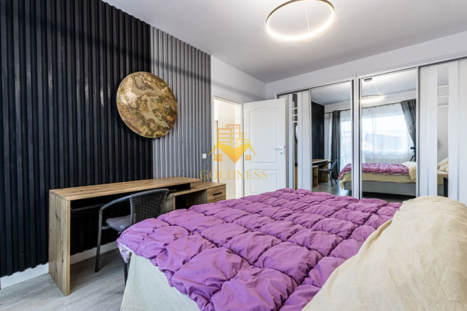 3 camere, premium, 2 bai, Zorilor Zona UMF, Observatorului, UTCN - GOLDNESS Imobiliare vă propune spre închiriere un apartament cu 3 camere complet mobilat și utilat, la etajul 3 într-un imobil de 11 etaje, în Cartierul Zorilor.
Dispune de loc de parcare subterana!
Se află în apropierea stațiilor de transport în comun, magazine, restaurante, spații verzi, farmacii, etc. 

Apartamentul este compartimentat astfel:
 - dormitor cu pat matrimonial, dressing, noptiere
 - dormitor cu pat matrimonial, dressing, noptiere, baie matrimoniala cu cabina de dus
 - living cu bucatarie open space complet utilată și mobilată, canapea extensibilă, loc de servit masa 
 - baie cu cada, calorifer port prosop și dulap pentru depozitare.
 - terasa de 20 mp.
 - balcon de 8 mp

Imobilul este dotat cu toate cele necesare- centrală proprie, frigider, aragaz, hotă, mașină de spălat haine, etc. 

Dacă sunteți interesați de acest apartament și doriți să îl vizionați, dar și pentru alte oferte nu ezitați să ne contactați telefonic sau prin e-mail. Vă stăm la dispoziție!
Pentru intermediere se percepe un comision de 50% din prețul chiriei!