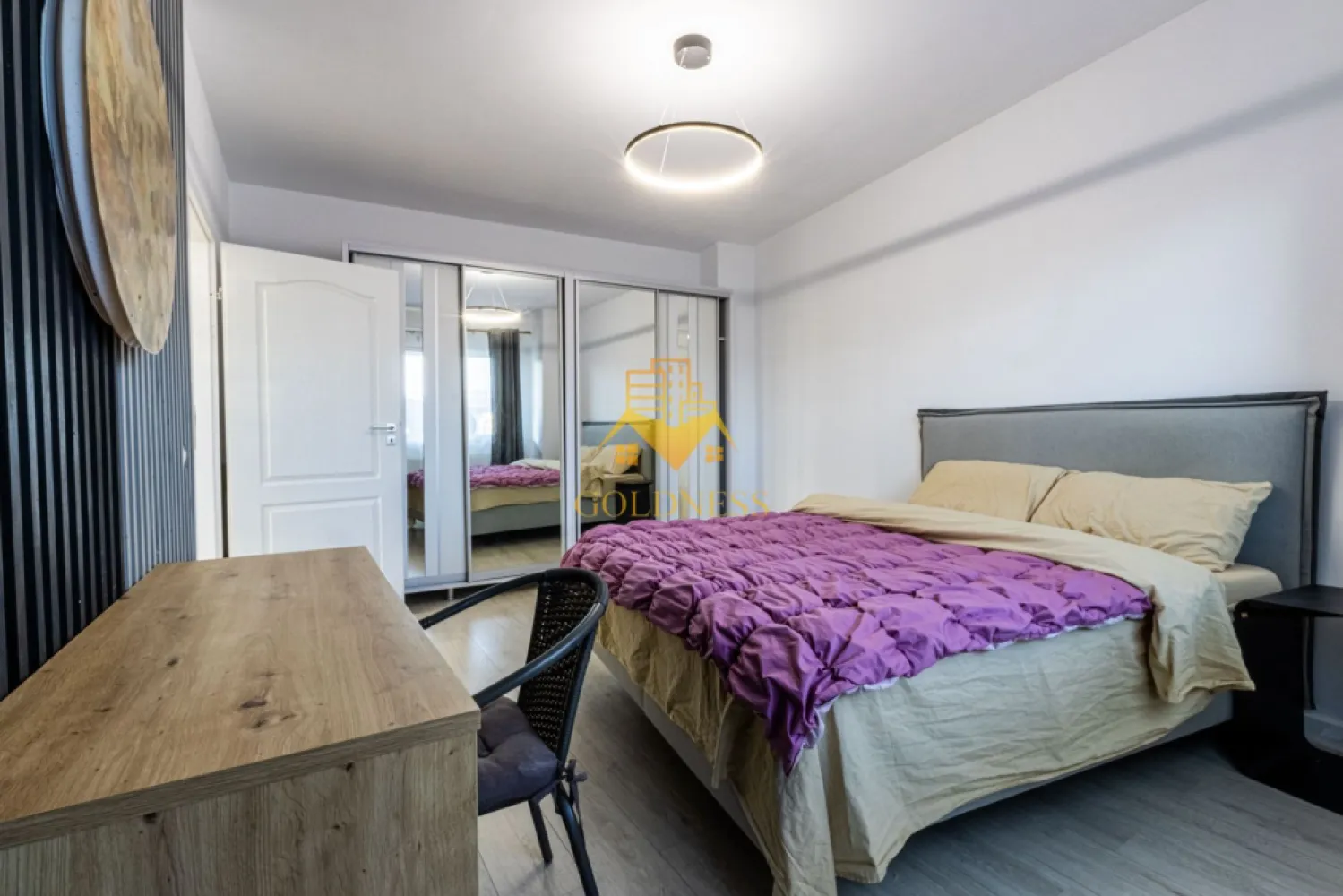 3 camere, premium, 2 bai, Zorilor Zona UMF, Observatorului, UTCN - GOLDNESS Imobiliare vă propune spre închiriere un apartament cu 3 camere complet mobilat și utilat, la etajul 3 într-un imobil de 11 etaje, în Cartierul Zorilor.
Dispune de loc de parcare subterana!
Se află în apropierea stațiilor de transport în comun, magazine, restaurante, spații verzi, farmacii, etc. 

Apartamentul este compartimentat astfel:
 - dormitor cu pat matrimonial, dressing, noptiere
 - dormitor cu pat matrimonial, dressing, noptiere, baie matrimoniala cu cabina de dus
 - living cu bucatarie open space complet utilată și mobilată, canapea extensibilă, loc de servit masa 
 - baie cu cada, calorifer port prosop și dulap pentru depozitare.
 - terasa de 20 mp.
 - balcon de 8 mp

Imobilul este dotat cu toate cele necesare- centrală proprie, frigider, aragaz, hotă, mașină de spălat haine, etc. 

Dacă sunteți interesați de acest apartament și doriți să îl vizionați, dar și pentru alte oferte nu ezitați să ne contactați telefonic sau prin e-mail. Vă stăm la dispoziție!
Pentru intermediere se percepe un comision de 50% din prețul chiriei!