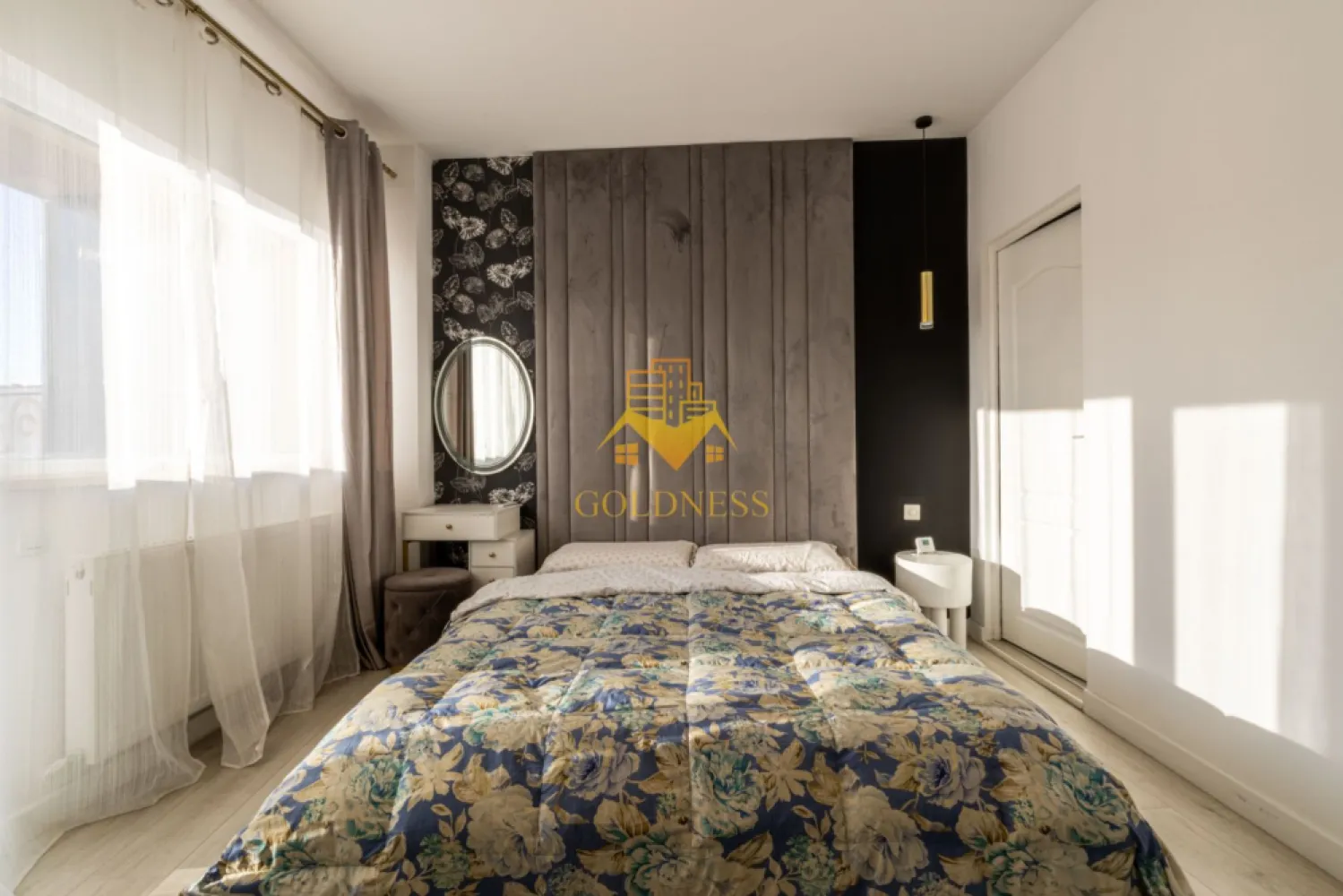 3 camere, premium, 2 bai, Zorilor Zona UMF, Observatorului, UTCN - GOLDNESS Imobiliare vă propune spre închiriere un apartament cu 3 camere complet mobilat și utilat, la etajul 3 într-un imobil de 11 etaje, în Cartierul Zorilor.
Dispune de loc de parcare subterana!
Se află în apropierea stațiilor de transport în comun, magazine, restaurante, spații verzi, farmacii, etc. 

Apartamentul este compartimentat astfel:
 - dormitor cu pat matrimonial, dressing, noptiere
 - dormitor cu pat matrimonial, dressing, noptiere, baie matrimoniala cu cabina de dus
 - living cu bucatarie open space complet utilată și mobilată, canapea extensibilă, loc de servit masa 
 - baie cu cada, calorifer port prosop și dulap pentru depozitare.
 - terasa de 20 mp.
 - balcon de 8 mp

Imobilul este dotat cu toate cele necesare- centrală proprie, frigider, aragaz, hotă, mașină de spălat haine, etc. 

Dacă sunteți interesați de acest apartament și doriți să îl vizionați, dar și pentru alte oferte nu ezitați să ne contactați telefonic sau prin e-mail. Vă stăm la dispoziție!
Pentru intermediere se percepe un comision de 50% din prețul chiriei!