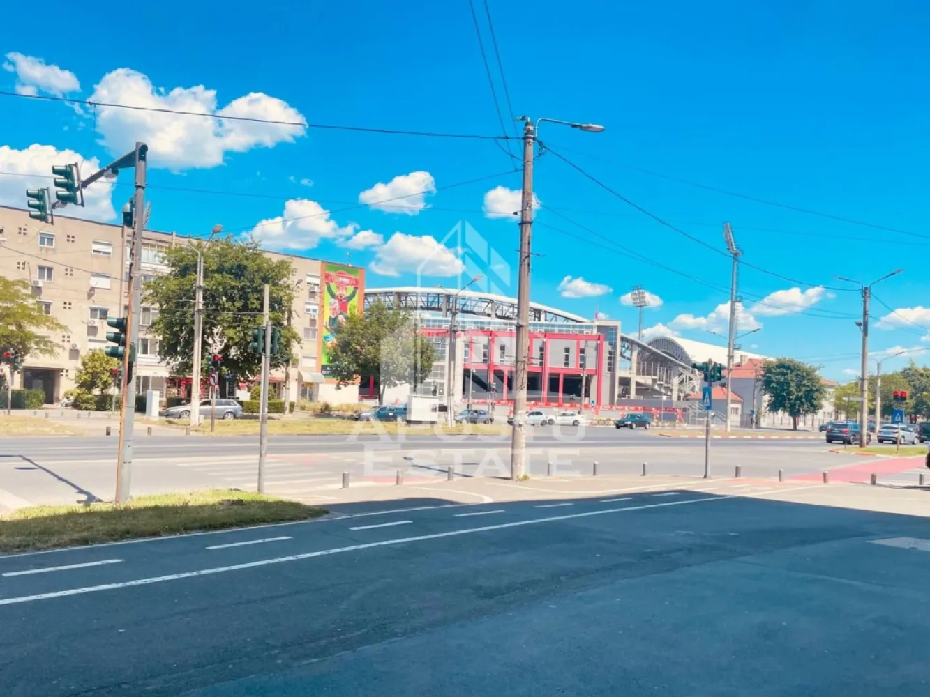 Spatiu Comercial - Zona UTA - Apostu Estate va propune spre inchiriere un spatiu comercial strategic pozitionat in zona UTA, chiar la intersectia bulevardului Aurel Vlaicu cu Calea Victoriei, langa Big Belly. Proprietatea beneficiaza de o vizibilitate exceptionala, fiind situata intr-o zona cu trafic pietonal si rutier intens, ideala pentru dezvoltarea unei activitati comerciale de succes.
Suprafata si Compartimentare
Conform extrasului de Carte Funciara (CF), spatiul are o suprafata construita de 114 mp, cu o suprafata utila totala de aproximativ 95 mp. Imobilul este structurat inteligent pentru a oferi generozitate si flexibilitate in organizare, fiind compartimentat astfel:
O incapere principala extrem de spatioasa, de aproximativ 50 mp, ideala pentru zona de retail, receptie, showroom sau open-space;
Doua incaperi secundare, cu suprafete de aproximativ 16 mp, respectiv 15 mp, perfecte pentru birouri, cabinete medicale sau zone de tratament;
Un vestiar sau spatiu administrativ de depozitare de aproximativ 8 mp;
Un grup sanitar (baie) in suprafata de aproximativ 4 mp.
Potential si Destinatie
Datorita amplasarii premium si a fluxului continuu de potentiali clienti, spatiul este pretabil pentru o gama larga de activitati economice, cum ar fi:
Cabinet medical, clinica stomatologica sau laborator de analize;
Birouri notariale, de avocatura, agentie de asigurari sau consultanta;
Salon de infrumusetare de mari dimensiuni, cosmetica sau coafor;
Magazin de prezentare, reprezentanta comerciala sau punct de livrare.
Avantaje Principale
Pozitionare de top: Vizibilitate maxima de la nivelul strazii atat pentru pietoni, cat si pentru participantii la trafic;
Zona ultracunoscuta: Repere comerciale excelente in imediata vecinatate, ce garanteaza un vad comercial deja format;
Accesibilitate: Acces facil si conexiuni rapide cu toate mijloacele de transport in comun.
Proprietatea reprezinta o oportunitate deosebita pentru afacerile care isi doresc o prezenta puternica pe piata si o locatie generoasa, usor de identificat de catre clienti.
Pentru mai multe detalii, informatii privind conditiile de inchiriere si pentru programarea unei vizionari, va stam cu placere la dispozitie.
ID anunt: CP3121125