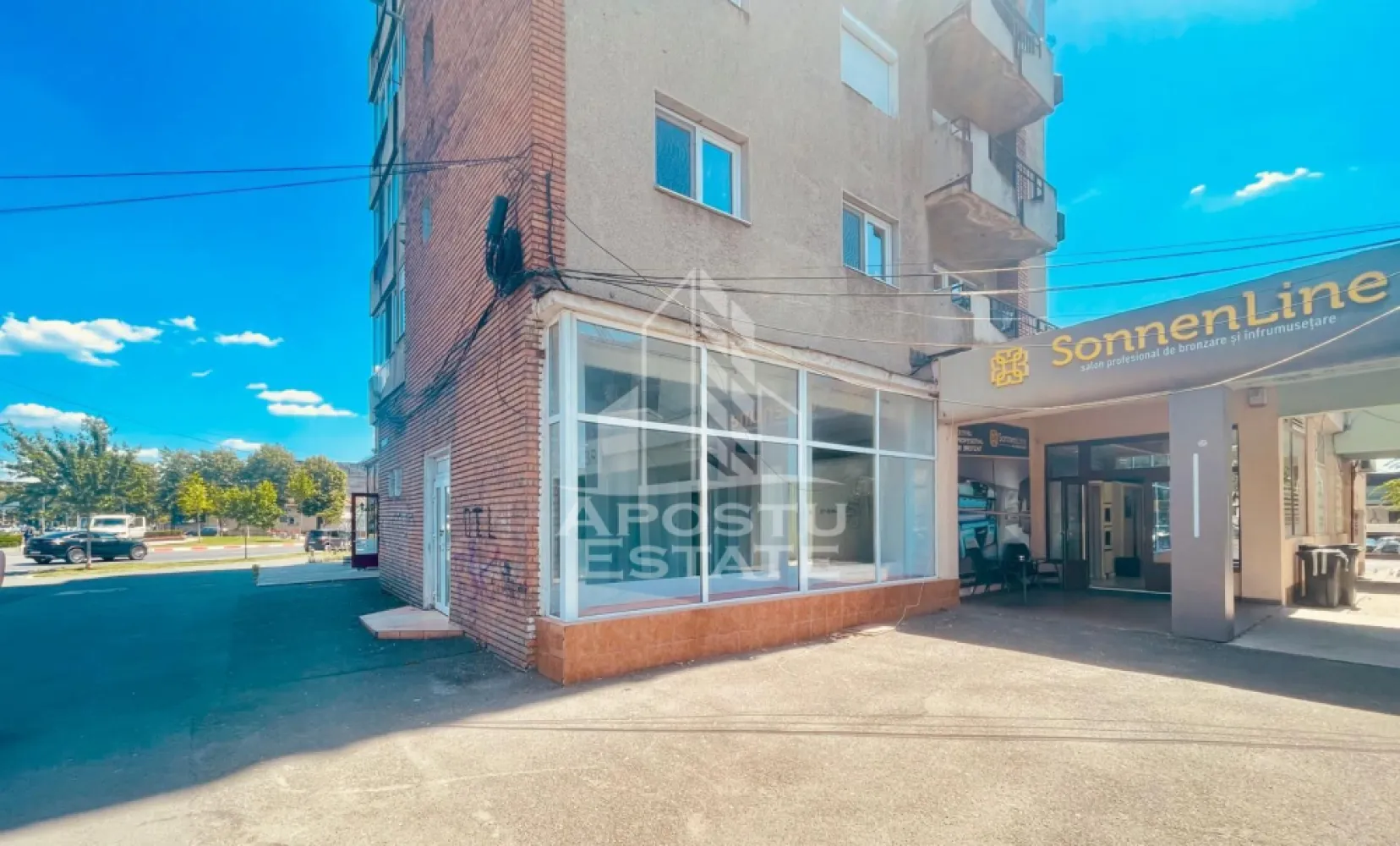 Spatiu Comercial - Zona UTA - Apostu Estate va propune spre inchiriere un spatiu comercial strategic pozitionat in zona UTA, chiar la intersectia bulevardului Aurel Vlaicu cu Calea Victoriei, langa Big Belly. Proprietatea beneficiaza de o vizibilitate exceptionala, fiind situata intr-o zona cu trafic pietonal si rutier intens, ideala pentru dezvoltarea unei activitati comerciale de succes.
Suprafata si Compartimentare
Conform extrasului de Carte Funciara (CF), spatiul are o suprafata construita de 114 mp, cu o suprafata utila totala de aproximativ 95 mp. Imobilul este structurat inteligent pentru a oferi generozitate si flexibilitate in organizare, fiind compartimentat astfel:
O incapere principala extrem de spatioasa, de aproximativ 50 mp, ideala pentru zona de retail, receptie, showroom sau open-space;
Doua incaperi secundare, cu suprafete de aproximativ 16 mp, respectiv 15 mp, perfecte pentru birouri, cabinete medicale sau zone de tratament;
Un vestiar sau spatiu administrativ de depozitare de aproximativ 8 mp;
Un grup sanitar (baie) in suprafata de aproximativ 4 mp.
Potential si Destinatie
Datorita amplasarii premium si a fluxului continuu de potentiali clienti, spatiul este pretabil pentru o gama larga de activitati economice, cum ar fi:
Cabinet medical, clinica stomatologica sau laborator de analize;
Birouri notariale, de avocatura, agentie de asigurari sau consultanta;
Salon de infrumusetare de mari dimensiuni, cosmetica sau coafor;
Magazin de prezentare, reprezentanta comerciala sau punct de livrare.
Avantaje Principale
Pozitionare de top: Vizibilitate maxima de la nivelul strazii atat pentru pietoni, cat si pentru participantii la trafic;
Zona ultracunoscuta: Repere comerciale excelente in imediata vecinatate, ce garanteaza un vad comercial deja format;
Accesibilitate: Acces facil si conexiuni rapide cu toate mijloacele de transport in comun.
Proprietatea reprezinta o oportunitate deosebita pentru afacerile care isi doresc o prezenta puternica pe piata si o locatie generoasa, usor de identificat de catre clienti.
Pentru mai multe detalii, informatii privind conditiile de inchiriere si pentru programarea unei vizionari, va stam cu placere la dispozitie.
ID anunt: CP3121125