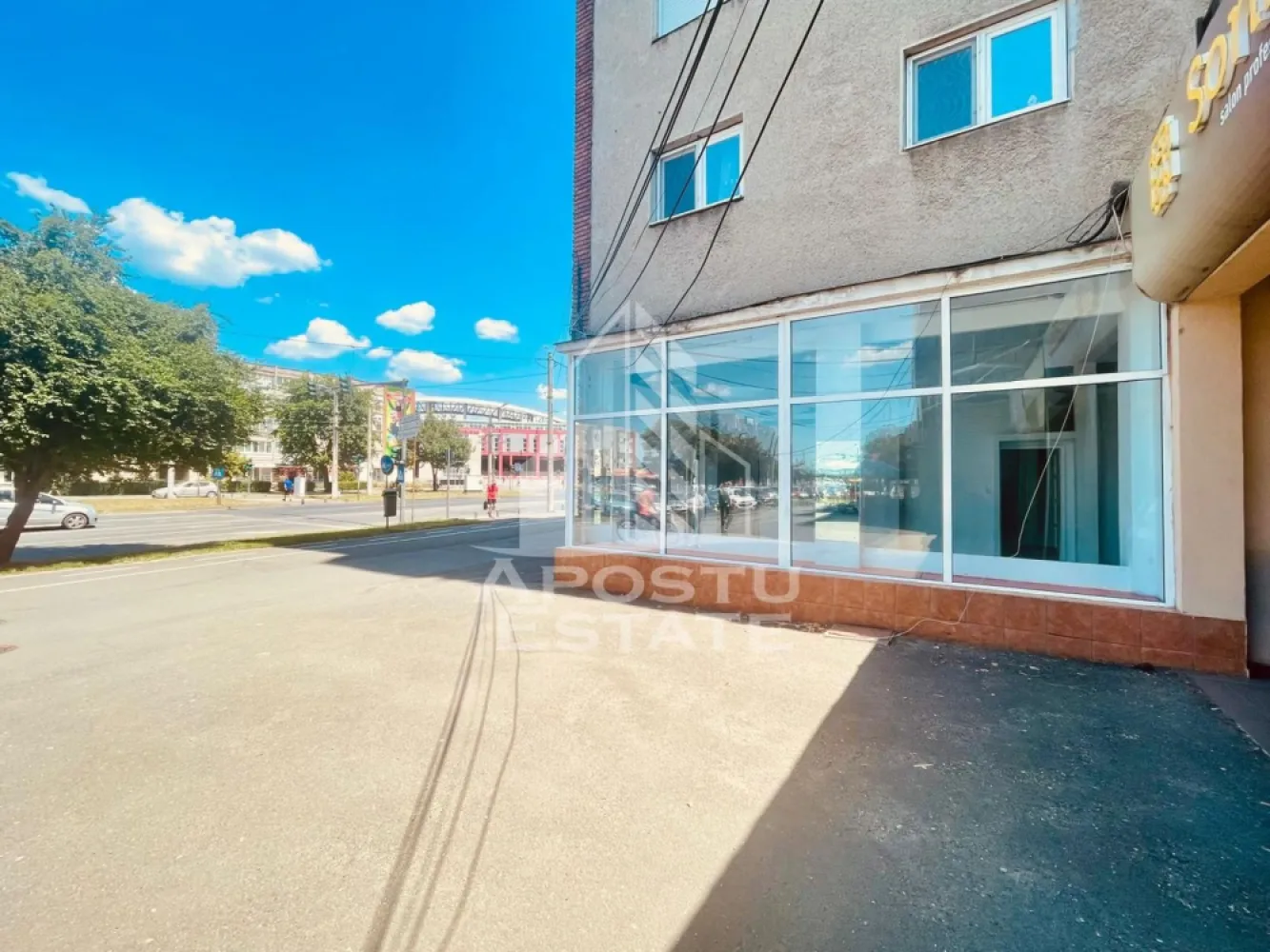 Spatiu Comercial - Zona UTA - Apostu Estate va propune spre inchiriere un spatiu comercial strategic pozitionat in zona UTA, chiar la intersectia bulevardului Aurel Vlaicu cu Calea Victoriei, langa Big Belly. Proprietatea beneficiaza de o vizibilitate exceptionala, fiind situata intr-o zona cu trafic pietonal si rutier intens, ideala pentru dezvoltarea unei activitati comerciale de succes.
Suprafata si Compartimentare
Conform extrasului de Carte Funciara (CF), spatiul are o suprafata construita de 114 mp, cu o suprafata utila totala de aproximativ 95 mp. Imobilul este structurat inteligent pentru a oferi generozitate si flexibilitate in organizare, fiind compartimentat astfel:
O incapere principala extrem de spatioasa, de aproximativ 50 mp, ideala pentru zona de retail, receptie, showroom sau open-space;
Doua incaperi secundare, cu suprafete de aproximativ 16 mp, respectiv 15 mp, perfecte pentru birouri, cabinete medicale sau zone de tratament;
Un vestiar sau spatiu administrativ de depozitare de aproximativ 8 mp;
Un grup sanitar (baie) in suprafata de aproximativ 4 mp.
Potential si Destinatie
Datorita amplasarii premium si a fluxului continuu de potentiali clienti, spatiul este pretabil pentru o gama larga de activitati economice, cum ar fi:
Cabinet medical, clinica stomatologica sau laborator de analize;
Birouri notariale, de avocatura, agentie de asigurari sau consultanta;
Salon de infrumusetare de mari dimensiuni, cosmetica sau coafor;
Magazin de prezentare, reprezentanta comerciala sau punct de livrare.
Avantaje Principale
Pozitionare de top: Vizibilitate maxima de la nivelul strazii atat pentru pietoni, cat si pentru participantii la trafic;
Zona ultracunoscuta: Repere comerciale excelente in imediata vecinatate, ce garanteaza un vad comercial deja format;
Accesibilitate: Acces facil si conexiuni rapide cu toate mijloacele de transport in comun.
Proprietatea reprezinta o oportunitate deosebita pentru afacerile care isi doresc o prezenta puternica pe piata si o locatie generoasa, usor de identificat de catre clienti.
Pentru mai multe detalii, informatii privind conditiile de inchiriere si pentru programarea unei vizionari, va stam cu placere la dispozitie.
ID anunt: CP3121125