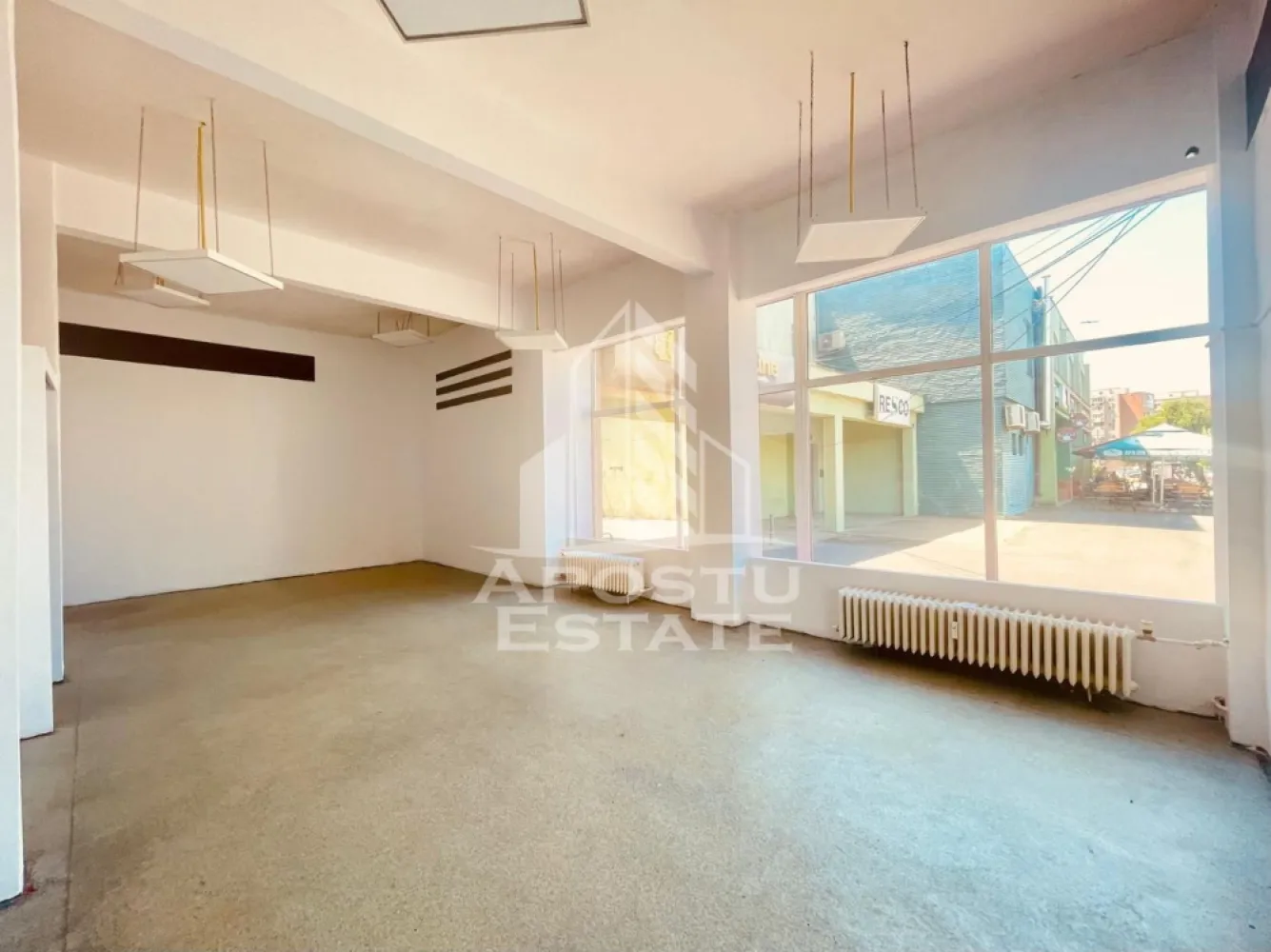 Spatiu Comercial - Zona UTA - Apostu Estate va propune spre inchiriere un spatiu comercial strategic pozitionat in zona UTA, chiar la intersectia bulevardului Aurel Vlaicu cu Calea Victoriei, langa Big Belly. Proprietatea beneficiaza de o vizibilitate exceptionala, fiind situata intr-o zona cu trafic pietonal si rutier intens, ideala pentru dezvoltarea unei activitati comerciale de succes.
Suprafata si Compartimentare
Conform extrasului de Carte Funciara (CF), spatiul are o suprafata construita de 114 mp, cu o suprafata utila totala de aproximativ 95 mp. Imobilul este structurat inteligent pentru a oferi generozitate si flexibilitate in organizare, fiind compartimentat astfel:
O incapere principala extrem de spatioasa, de aproximativ 50 mp, ideala pentru zona de retail, receptie, showroom sau open-space;
Doua incaperi secundare, cu suprafete de aproximativ 16 mp, respectiv 15 mp, perfecte pentru birouri, cabinete medicale sau zone de tratament;
Un vestiar sau spatiu administrativ de depozitare de aproximativ 8 mp;
Un grup sanitar (baie) in suprafata de aproximativ 4 mp.
Potential si Destinatie
Datorita amplasarii premium si a fluxului continuu de potentiali clienti, spatiul este pretabil pentru o gama larga de activitati economice, cum ar fi:
Cabinet medical, clinica stomatologica sau laborator de analize;
Birouri notariale, de avocatura, agentie de asigurari sau consultanta;
Salon de infrumusetare de mari dimensiuni, cosmetica sau coafor;
Magazin de prezentare, reprezentanta comerciala sau punct de livrare.
Avantaje Principale
Pozitionare de top: Vizibilitate maxima de la nivelul strazii atat pentru pietoni, cat si pentru participantii la trafic;
Zona ultracunoscuta: Repere comerciale excelente in imediata vecinatate, ce garanteaza un vad comercial deja format;
Accesibilitate: Acces facil si conexiuni rapide cu toate mijloacele de transport in comun.
Proprietatea reprezinta o oportunitate deosebita pentru afacerile care isi doresc o prezenta puternica pe piata si o locatie generoasa, usor de identificat de catre clienti.
Pentru mai multe detalii, informatii privind conditiile de inchiriere si pentru programarea unei vizionari, va stam cu placere la dispozitie.
ID anunt: CP3121125