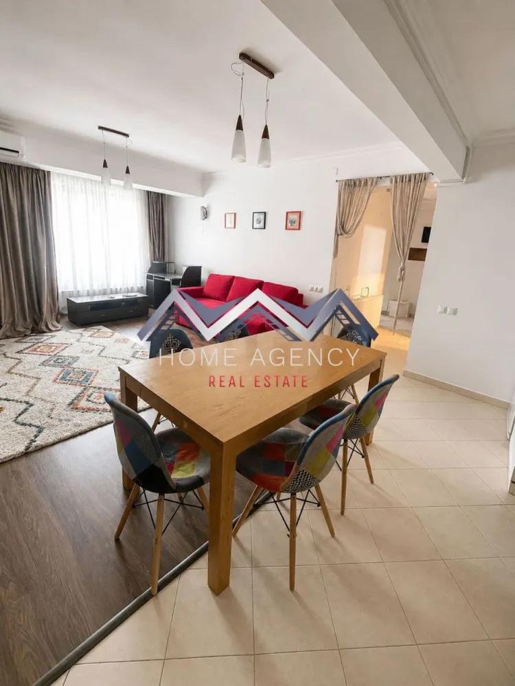 Apartament 3 camere Otopeni central - Vă propunem, spre vânzare, un apartament cu 3 camere, complet mobilat și utilat, situat la etajul 1 din 3 al unui imobil nou și bine întreținut, amplasat într-o zonă centrală și foarte apreciată din Otopeni. Proprietatea reprezintă o alegere excelentă atât pentru locuire, cât și pentru investiție, datorită poziționării foarte bune și accesului facil către toate punctele de interes din oraș și nu numai.

Apartamentul este luminos, spațios și eficient compartimentat, având o bucătărie open-space integrată armonios cu zona de living, cu acces către balconul închis cu termopan și prevăzut cu jaluzele exterioare retractabile manual. Dispune de două dormitoare, dintre care unul matrimonial cu baie proprie cu cabină de duș, o a doua baie, de asemenea cu cabină de duș, precum și un hol generos, ideal pentru depozitare și organizare.

Locuința beneficiază de centrală termică proprie Viessmann, două aparate de aer condiționat (în living și în dormitorul matrimonial), fiind pregătită pentru mutare imediată, fără investiții suplimentare.

Poziționarea este unul dintre marile avantaje ale proprietății: piața, magazinele, restaurantele, cafenelele, farmaciile, băncile și stațiile de autobuz se află la aproximativ 5-7 minute de mers pe jos, oferind un stil de viață comod și accesibil. În plus, DN1 este la doar câteva minute distanță pietonal, ceea ce asigură conexiuni rapide către București și aeroport. Familiile cu copii vor aprecia proximitatea față de școli și grădinițe, aflate la aproximativ 10 minute de mers pe jos, precum și apropierea de parcul de la Primărie și alte zone verzi din centrul orașului.

Datorită amplasării centrale, compartimentării practice și faptului că se vinde complet mobilat și utilat, apartamentul este ideal atât pentru locuit, cât și ca investiție pentru închiriere pe termen lung.

Programează acum o vizionare!