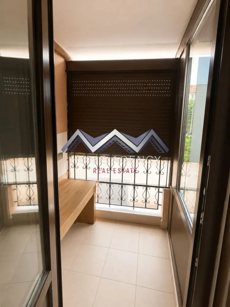 Apartament 3 camere Otopeni central - Vă propunem, spre vânzare, un apartament cu 3 camere, complet mobilat și utilat, situat la etajul 1 din 3 al unui imobil nou și bine întreținut, amplasat într-o zonă centrală și foarte apreciată din Otopeni. Proprietatea reprezintă o alegere excelentă atât pentru locuire, cât și pentru investiție, datorită poziționării foarte bune și accesului facil către toate punctele de interes din oraș și nu numai.

Apartamentul este luminos, spațios și eficient compartimentat, având o bucătărie open-space integrată armonios cu zona de living, cu acces către balconul închis cu termopan și prevăzut cu jaluzele exterioare retractabile manual. Dispune de două dormitoare, dintre care unul matrimonial cu baie proprie cu cabină de duș, o a doua baie, de asemenea cu cabină de duș, precum și un hol generos, ideal pentru depozitare și organizare.

Locuința beneficiază de centrală termică proprie Viessmann, două aparate de aer condiționat (în living și în dormitorul matrimonial), fiind pregătită pentru mutare imediată, fără investiții suplimentare.

Poziționarea este unul dintre marile avantaje ale proprietății: piața, magazinele, restaurantele, cafenelele, farmaciile, băncile și stațiile de autobuz se află la aproximativ 5-7 minute de mers pe jos, oferind un stil de viață comod și accesibil. În plus, DN1 este la doar câteva minute distanță pietonal, ceea ce asigură conexiuni rapide către București și aeroport. Familiile cu copii vor aprecia proximitatea față de școli și grădinițe, aflate la aproximativ 10 minute de mers pe jos, precum și apropierea de parcul de la Primărie și alte zone verzi din centrul orașului.

Datorită amplasării centrale, compartimentării practice și faptului că se vinde complet mobilat și utilat, apartamentul este ideal atât pentru locuit, cât și ca investiție pentru închiriere pe termen lung.

Programează acum o vizionare!