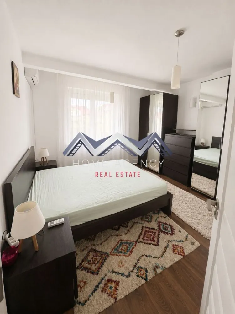 Apartament 3 camere Otopeni central - Vă propunem, spre vânzare, un apartament cu 3 camere, complet mobilat și utilat, situat la etajul 1 din 3 al unui imobil nou și bine întreținut, amplasat într-o zonă centrală și foarte apreciată din Otopeni. Proprietatea reprezintă o alegere excelentă atât pentru locuire, cât și pentru investiție, datorită poziționării foarte bune și accesului facil către toate punctele de interes din oraș și nu numai.

Apartamentul este luminos, spațios și eficient compartimentat, având o bucătărie open-space integrată armonios cu zona de living, cu acces către balconul închis cu termopan și prevăzut cu jaluzele exterioare retractabile manual. Dispune de două dormitoare, dintre care unul matrimonial cu baie proprie cu cabină de duș, o a doua baie, de asemenea cu cabină de duș, precum și un hol generos, ideal pentru depozitare și organizare.

Locuința beneficiază de centrală termică proprie Viessmann, două aparate de aer condiționat (în living și în dormitorul matrimonial), fiind pregătită pentru mutare imediată, fără investiții suplimentare.

Poziționarea este unul dintre marile avantaje ale proprietății: piața, magazinele, restaurantele, cafenelele, farmaciile, băncile și stațiile de autobuz se află la aproximativ 5-7 minute de mers pe jos, oferind un stil de viață comod și accesibil. În plus, DN1 este la doar câteva minute distanță pietonal, ceea ce asigură conexiuni rapide către București și aeroport. Familiile cu copii vor aprecia proximitatea față de școli și grădinițe, aflate la aproximativ 10 minute de mers pe jos, precum și apropierea de parcul de la Primărie și alte zone verzi din centrul orașului.

Datorită amplasării centrale, compartimentării practice și faptului că se vinde complet mobilat și utilat, apartamentul este ideal atât pentru locuit, cât și ca investiție pentru închiriere pe termen lung.

Programează acum o vizionare!