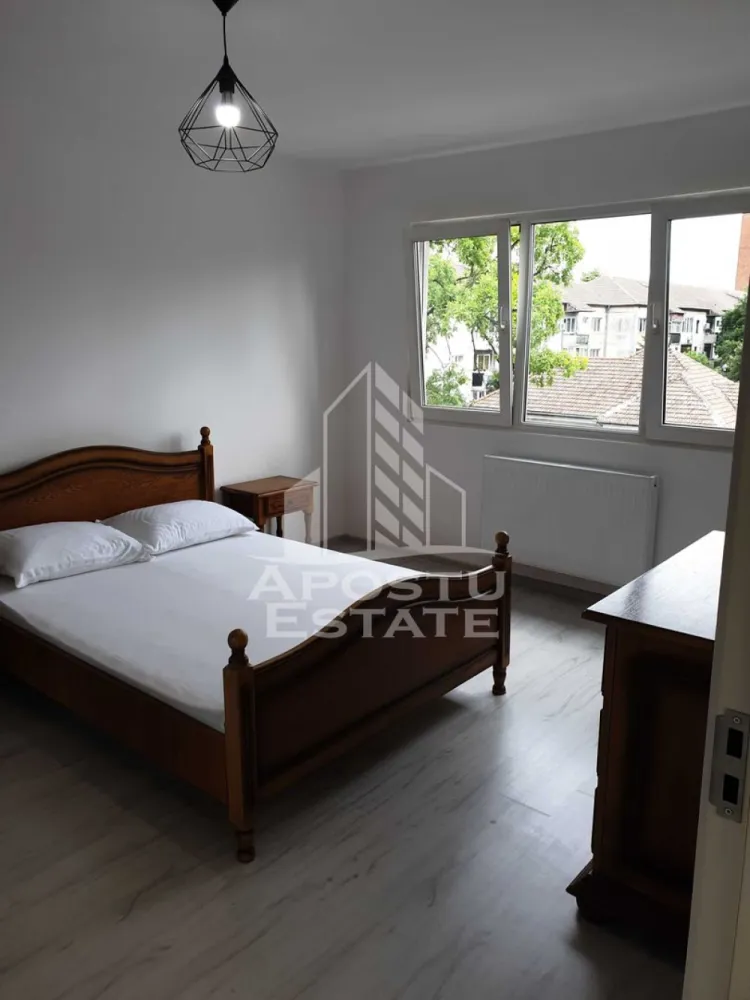 Apartament cu o camera de inchiriat, PetFreindly, zona Medicina - Agentia imobiliara APOSTU ESTATE va propune spre inchiriere un apartament cu 1 camera, spatios si luminos, situat in zona Medicinei, o zona linistita si bine pozitionata in Timisoara,Timis. Potrivit pentru cupluri,familii , tineri care isi doresc o locuinta unde sa se simta confortabil si cu acces facil catre scoli, statii de autobuz, supermarketuri , magazine de zona, parcuri.

Suprafata utila: 33mp
Compartimentare eficienta:
-Hol de acces generos
-Bucatarie complet mobilata si utilata
-Dormitor mobilat si utilat
-Baia este dotata cu dus

Confort si facilitati:

-Incalzirea apartamentului: termoficare
-Apartamentul este complet mobilat si utilat
-Proprietarul accepta animale de companie de talie mica

Localizare:
-Zona Medicina, Timisoara Timis – acces facil spre magazine, supermarketuri, scoli, parcuri si mijloace de transport in comun.

Ideal pentru:

-Cupluri
-Tineri
-Studenti
-Familii

Disponibilitate: 10 iunie
Pret chirie lunara:300€
Programeaza o vizionare pentru a-ti putea imagina viitorul aici!
ID intern: CP3128226