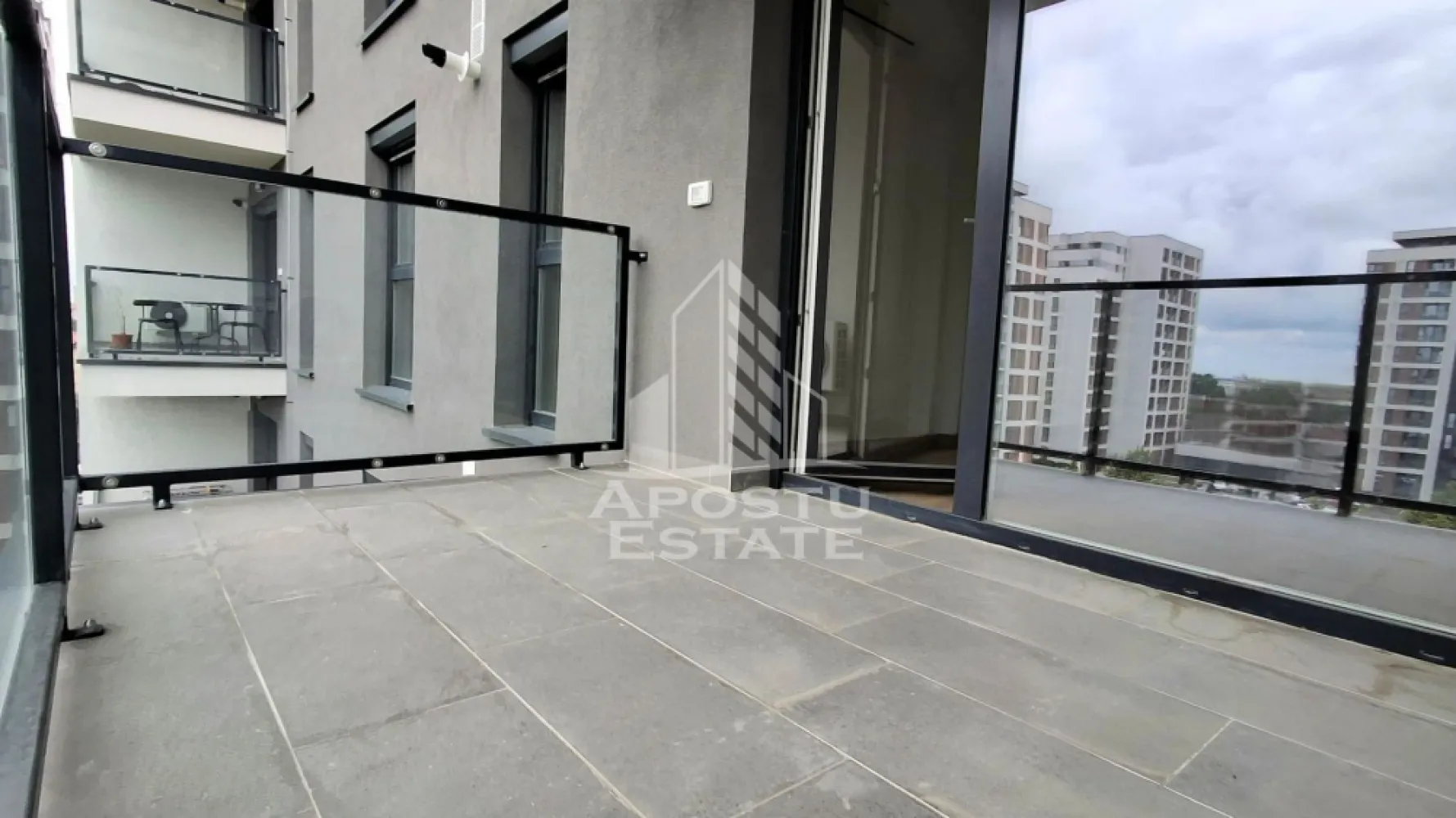 Apartament 2 camere Adora,Incalzire in pardosea nemobilat - Apostu Estate va propune spre inchiriere un apartament cu 2 camere, situat in complexul rezidential Adora Park, la etajul 5 din 11 al unui imobil modern prevazut cu lift.

Apartamentul dispune de o suprafata construita de 56 mp si este compartimentat eficient in bucatarie inchisa, sufragerie luminoasa, dormitor confortabil si baie dotata cu cada, oferind un ambient elegant si functional.

Locuinta beneficiaza de finisaje moderne si dotari premium, precum usa metalica la intrare, usi interioare din MDF, incalzire in pardoseala si aer conditionat, asigurand confort sporit pe tot parcursul anului.

Proprietatea se inchiriaza nemobilata, oferind posibilitatea amenajarii dupa propriul stil si preferinte. Contractul de inchiriere se realizeaza pentru o perioada minima de 2 ani. Nu se accepta animale de companie.

Pozitionarea in cadrul complexului Adora Park ofera acces facil catre magazine, restaurante, zone de relaxare si principalele puncte de interes ale orasului. Pentru mai multe informatii si programarea unei vizionari, echipa Apostu Estate va sta la dispozitie.