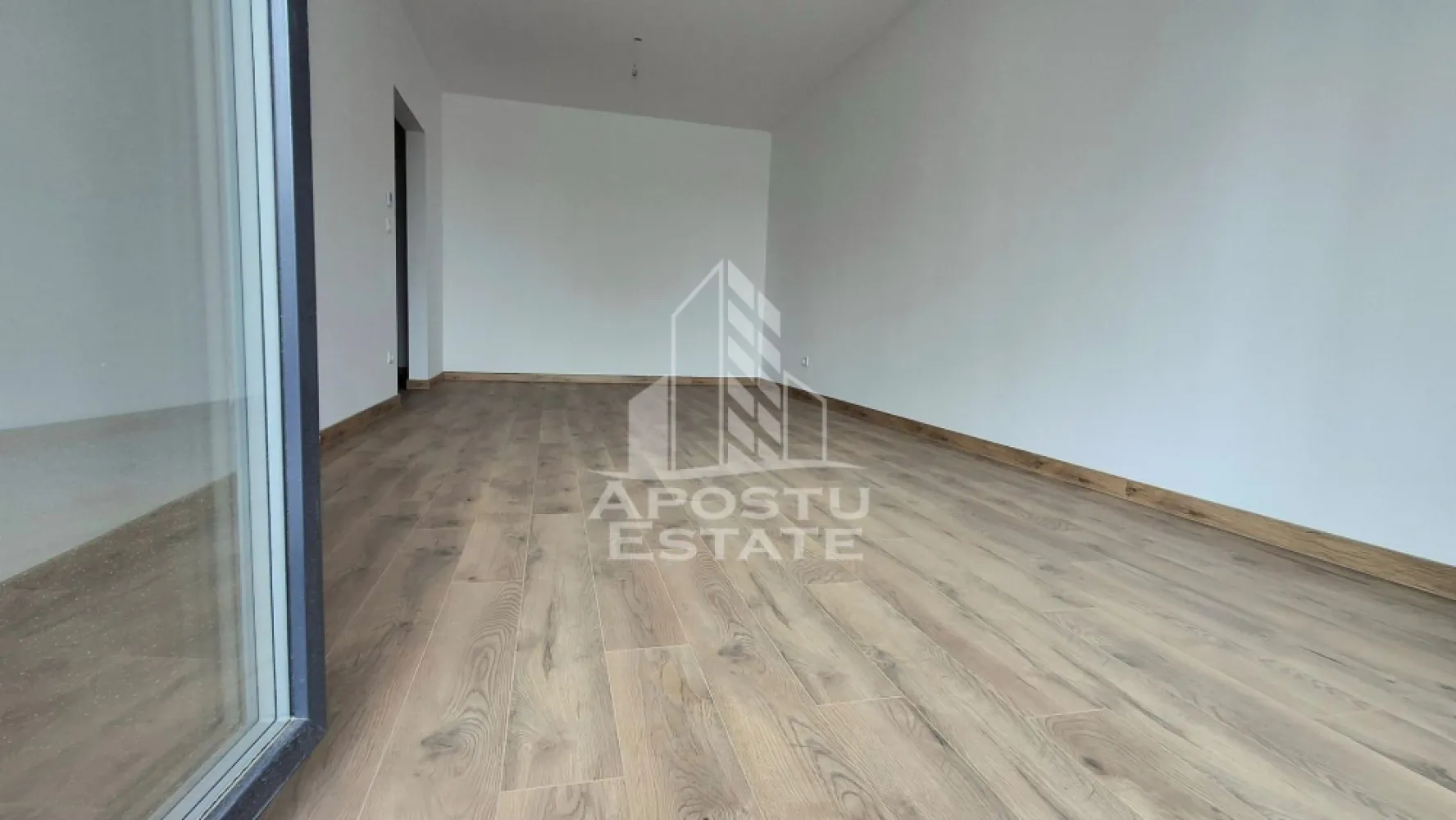 Apartament 2 camere Adora,Incalzire in pardosea nemobilat - Apostu Estate va propune spre inchiriere un apartament cu 2 camere, situat in complexul rezidential Adora Park, la etajul 5 din 11 al unui imobil modern prevazut cu lift.

Apartamentul dispune de o suprafata construita de 56 mp si este compartimentat eficient in bucatarie inchisa, sufragerie luminoasa, dormitor confortabil si baie dotata cu cada, oferind un ambient elegant si functional.

Locuinta beneficiaza de finisaje moderne si dotari premium, precum usa metalica la intrare, usi interioare din MDF, incalzire in pardoseala si aer conditionat, asigurand confort sporit pe tot parcursul anului.

Proprietatea se inchiriaza nemobilata, oferind posibilitatea amenajarii dupa propriul stil si preferinte. Contractul de inchiriere se realizeaza pentru o perioada minima de 2 ani. Nu se accepta animale de companie.

Pozitionarea in cadrul complexului Adora Park ofera acces facil catre magazine, restaurante, zone de relaxare si principalele puncte de interes ale orasului. Pentru mai multe informatii si programarea unei vizionari, echipa Apostu Estate va sta la dispozitie.