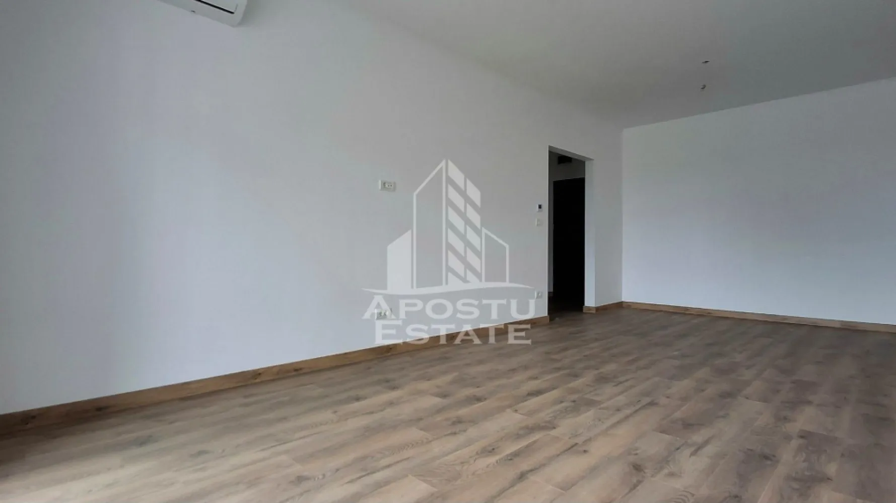 Apartament 2 camere Adora,Incalzire in pardosea nemobilat - Apostu Estate va propune spre inchiriere un apartament cu 2 camere, situat in complexul rezidential Adora Park, la etajul 5 din 11 al unui imobil modern prevazut cu lift.

Apartamentul dispune de o suprafata construita de 56 mp si este compartimentat eficient in bucatarie inchisa, sufragerie luminoasa, dormitor confortabil si baie dotata cu cada, oferind un ambient elegant si functional.

Locuinta beneficiaza de finisaje moderne si dotari premium, precum usa metalica la intrare, usi interioare din MDF, incalzire in pardoseala si aer conditionat, asigurand confort sporit pe tot parcursul anului.

Proprietatea se inchiriaza nemobilata, oferind posibilitatea amenajarii dupa propriul stil si preferinte. Contractul de inchiriere se realizeaza pentru o perioada minima de 2 ani. Nu se accepta animale de companie.

Pozitionarea in cadrul complexului Adora Park ofera acces facil catre magazine, restaurante, zone de relaxare si principalele puncte de interes ale orasului. Pentru mai multe informatii si programarea unei vizionari, echipa Apostu Estate va sta la dispozitie.