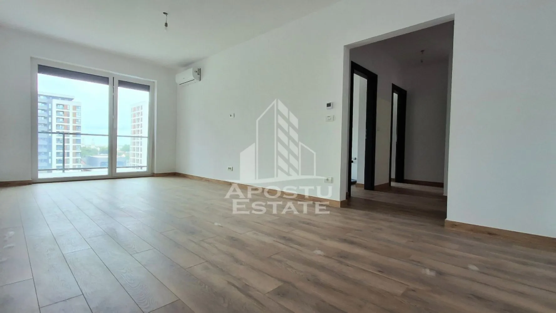 Apartament 2 camere Adora,Incalzire in pardosea nemobilat - Apostu Estate va propune spre inchiriere un apartament cu 2 camere, situat in complexul rezidential Adora Park, la etajul 5 din 11 al unui imobil modern prevazut cu lift.

Apartamentul dispune de o suprafata construita de 56 mp si este compartimentat eficient in bucatarie inchisa, sufragerie luminoasa, dormitor confortabil si baie dotata cu cada, oferind un ambient elegant si functional.

Locuinta beneficiaza de finisaje moderne si dotari premium, precum usa metalica la intrare, usi interioare din MDF, incalzire in pardoseala si aer conditionat, asigurand confort sporit pe tot parcursul anului.

Proprietatea se inchiriaza nemobilata, oferind posibilitatea amenajarii dupa propriul stil si preferinte. Contractul de inchiriere se realizeaza pentru o perioada minima de 2 ani. Nu se accepta animale de companie.

Pozitionarea in cadrul complexului Adora Park ofera acces facil catre magazine, restaurante, zone de relaxare si principalele puncte de interes ale orasului. Pentru mai multe informatii si programarea unei vizionari, echipa Apostu Estate va sta la dispozitie.