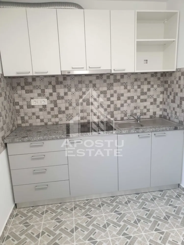 Apartament cu o camera de inchiriat, PetFreindly, zona Medicina - Agentia imobiliara APOSTU ESTATE va propune spre inchiriere un apartament cu 1 camera, spatios si luminos, situat in zona Medicinei, o zona linistita si bine pozitionata in Timisoara,Timis. Potrivit pentru cupluri,familii , tineri care isi doresc o locuinta unde sa se simta confortabil si cu acces facil catre scoli, statii de autobuz, supermarketuri , magazine de zona, parcuri.

Suprafata utila: 33mp
Compartimentare eficienta:
-Hol de acces generos
-Bucatarie complet mobilata si utilata
-Dormitor mobilat si utilat
-Baia este dotata cu dus

Confort si facilitati:

-Incalzirea apartamentului: termoficare
-Apartamentul este complet mobilat si utilat
-Proprietarul accepta animale de companie de talie mica

Localizare:
-Zona Medicina, Timisoara Timis – acces facil spre magazine, supermarketuri, scoli, parcuri si mijloace de transport in comun.

Ideal pentru:

-Cupluri
-Tineri
-Studenti
-Familii

Disponibilitate: 10 iunie
Pret chirie lunara:300€
Programeaza o vizionare pentru a-ti putea imagina viitorul aici!
ID intern: CP3128226