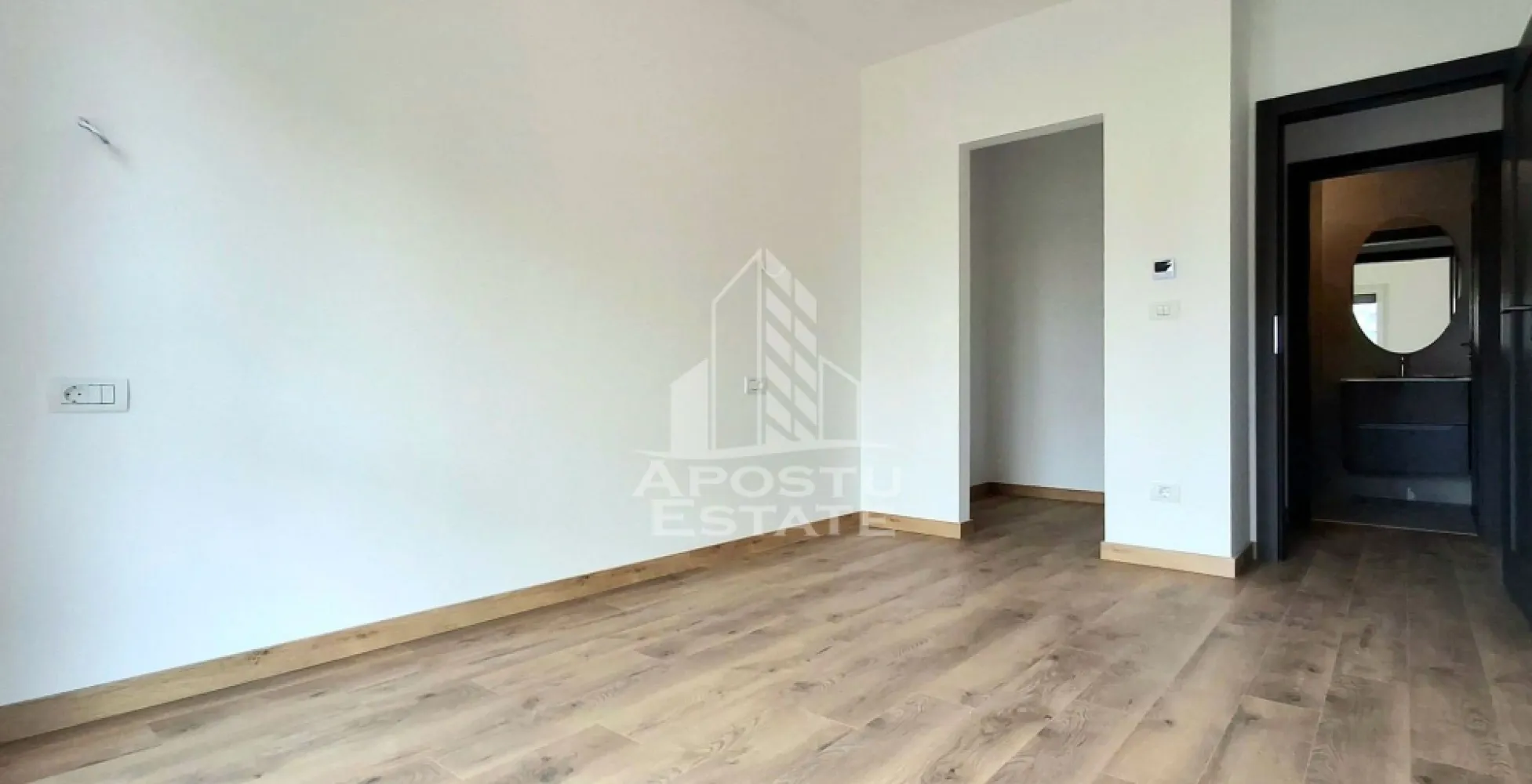 Apartament 2 camere Adora,Incalzire in pardosea nemobilat - Apostu Estate va propune spre inchiriere un apartament cu 2 camere, situat in complexul rezidential Adora Park, la etajul 5 din 11 al unui imobil modern prevazut cu lift.

Apartamentul dispune de o suprafata construita de 56 mp si este compartimentat eficient in bucatarie inchisa, sufragerie luminoasa, dormitor confortabil si baie dotata cu cada, oferind un ambient elegant si functional.

Locuinta beneficiaza de finisaje moderne si dotari premium, precum usa metalica la intrare, usi interioare din MDF, incalzire in pardoseala si aer conditionat, asigurand confort sporit pe tot parcursul anului.

Proprietatea se inchiriaza nemobilata, oferind posibilitatea amenajarii dupa propriul stil si preferinte. Contractul de inchiriere se realizeaza pentru o perioada minima de 2 ani. Nu se accepta animale de companie.

Pozitionarea in cadrul complexului Adora Park ofera acces facil catre magazine, restaurante, zone de relaxare si principalele puncte de interes ale orasului. Pentru mai multe informatii si programarea unei vizionari, echipa Apostu Estate va sta la dispozitie.