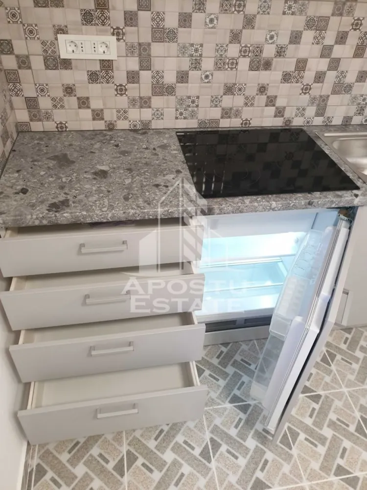 Apartament cu o camera de inchiriat, PetFreindly, zona Medicina - Agentia imobiliara APOSTU ESTATE va propune spre inchiriere un apartament cu 1 camera, spatios si luminos, situat in zona Medicinei, o zona linistita si bine pozitionata in Timisoara,Timis. Potrivit pentru cupluri,familii , tineri care isi doresc o locuinta unde sa se simta confortabil si cu acces facil catre scoli, statii de autobuz, supermarketuri , magazine de zona, parcuri.

Suprafata utila: 33mp
Compartimentare eficienta:
-Hol de acces generos
-Bucatarie complet mobilata si utilata
-Dormitor mobilat si utilat
-Baia este dotata cu dus

Confort si facilitati:

-Incalzirea apartamentului: termoficare
-Apartamentul este complet mobilat si utilat
-Proprietarul accepta animale de companie de talie mica

Localizare:
-Zona Medicina, Timisoara Timis – acces facil spre magazine, supermarketuri, scoli, parcuri si mijloace de transport in comun.

Ideal pentru:

-Cupluri
-Tineri
-Studenti
-Familii

Disponibilitate: 10 iunie
Pret chirie lunara:300€
Programeaza o vizionare pentru a-ti putea imagina viitorul aici!
ID intern: CP3128226