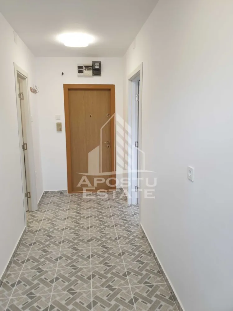 Apartament cu o camera de inchiriat, PetFreindly, zona Medicina - Agentia imobiliara APOSTU ESTATE va propune spre inchiriere un apartament cu 1 camera, spatios si luminos, situat in zona Medicinei, o zona linistita si bine pozitionata in Timisoara,Timis. Potrivit pentru cupluri,familii , tineri care isi doresc o locuinta unde sa se simta confortabil si cu acces facil catre scoli, statii de autobuz, supermarketuri , magazine de zona, parcuri.

Suprafata utila: 33mp
Compartimentare eficienta:
-Hol de acces generos
-Bucatarie complet mobilata si utilata
-Dormitor mobilat si utilat
-Baia este dotata cu dus

Confort si facilitati:

-Incalzirea apartamentului: termoficare
-Apartamentul este complet mobilat si utilat
-Proprietarul accepta animale de companie de talie mica

Localizare:
-Zona Medicina, Timisoara Timis – acces facil spre magazine, supermarketuri, scoli, parcuri si mijloace de transport in comun.

Ideal pentru:

-Cupluri
-Tineri
-Studenti
-Familii

Disponibilitate: 10 iunie
Pret chirie lunara:300€
Programeaza o vizionare pentru a-ti putea imagina viitorul aici!
ID intern: CP3128226