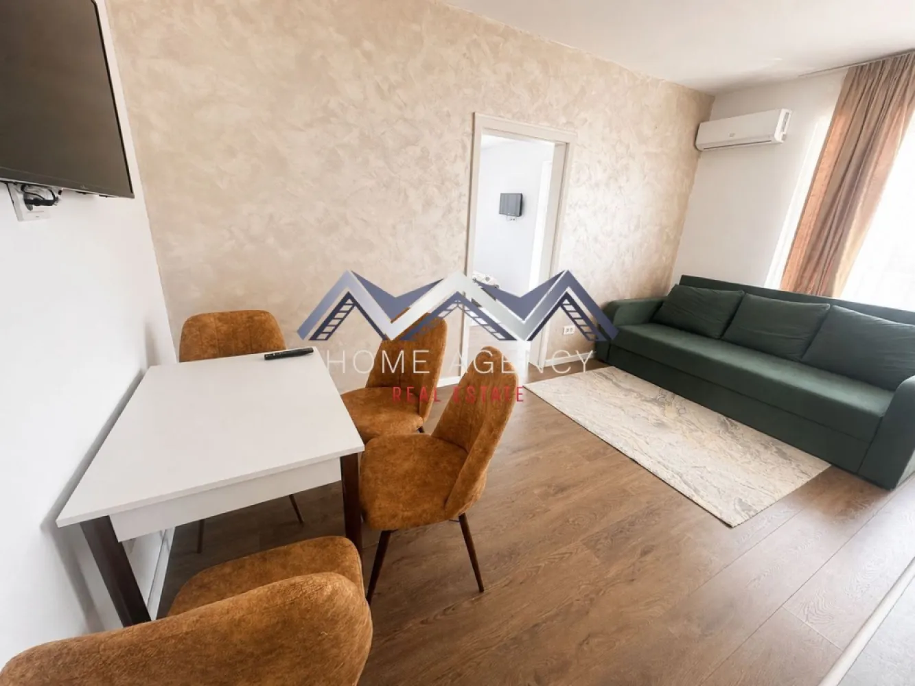 Apartament 2 camere | mobilat, utilat, parcare - Vă propunem, spre vânzare, un apartament cu 2 camere, situat la etajul 1 din 3 al unui imobil nou și modern din Otopeni, potrivit atât pentru locuit, cât și pentru investiție, datorită poziționării foarte bune și accesului rapid către principalele puncte de interes din zonă.

Apartamentul se vinde complet mobilat și utilat, fiind pregătit pentru mutare imediată sau pentru închiriere. Compartimentarea este practică, cu spații luminoase și bine organizate, oferind confort și funcționalitate pentru viața de zi cu zi.

Zona de living include spațiu de relaxare, loc de dining și bucătărie complet echipată, cu acces către balcon. Dormitorul este confortabil și beneficiază, la rândul său, de acces către un balcon propriu. Apartamentul oferă o bază foarte bună atât pentru locuire personală, cât și pentru o investiție care poate fi valorificată și îmbunătățită în timp.

Unul dintre avantajele importante ale proprietății este amplasarea. Apartamentul beneficiază de acces rapid către DN1, Aeroportul Henri Coandă, București și principalele centre comerciale din zonă. În apropiere regăsiți magazine, restaurante, cafenele, parcuri, grădinițe și școli, toate facilitățile necesare unui stil de viață comod și echilibrat.

În preț, este inclus și un loc de parcare suprateran.

Dacă sunteți în căutarea unui apartament bine poziționat, cu potențial bun atât pentru locuit, cât și pentru investiție, această proprietate merită văzută. Contactați-ne pentru mai multe detalii și pentru programarea unei vizionări.