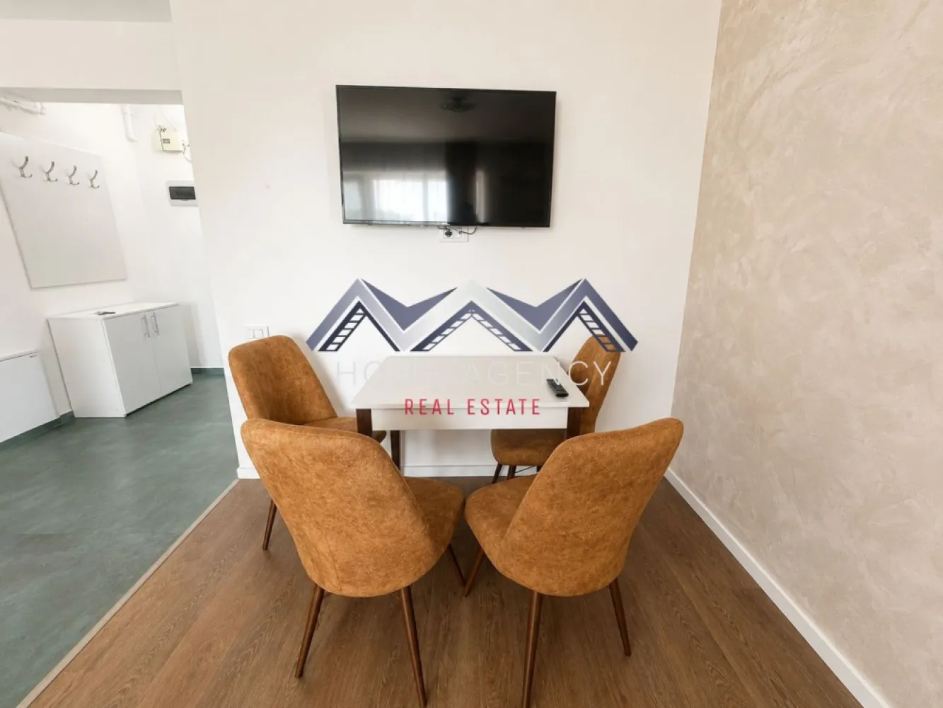 Apartament 2 camere | mobilat, utilat, parcare - Vă propunem, spre vânzare, un apartament cu 2 camere, situat la etajul 1 din 3 al unui imobil nou și modern din Otopeni, potrivit atât pentru locuit, cât și pentru investiție, datorită poziționării foarte bune și accesului rapid către principalele puncte de interes din zonă.

Apartamentul se vinde complet mobilat și utilat, fiind pregătit pentru mutare imediată sau pentru închiriere. Compartimentarea este practică, cu spații luminoase și bine organizate, oferind confort și funcționalitate pentru viața de zi cu zi.

Zona de living include spațiu de relaxare, loc de dining și bucătărie complet echipată, cu acces către balcon. Dormitorul este confortabil și beneficiază, la rândul său, de acces către un balcon propriu. Apartamentul oferă o bază foarte bună atât pentru locuire personală, cât și pentru o investiție care poate fi valorificată și îmbunătățită în timp.

Unul dintre avantajele importante ale proprietății este amplasarea. Apartamentul beneficiază de acces rapid către DN1, Aeroportul Henri Coandă, București și principalele centre comerciale din zonă. În apropiere regăsiți magazine, restaurante, cafenele, parcuri, grădinițe și școli, toate facilitățile necesare unui stil de viață comod și echilibrat.

În preț, este inclus și un loc de parcare suprateran.

Dacă sunteți în căutarea unui apartament bine poziționat, cu potențial bun atât pentru locuit, cât și pentru investiție, această proprietate merită văzută. Contactați-ne pentru mai multe detalii și pentru programarea unei vizionări.