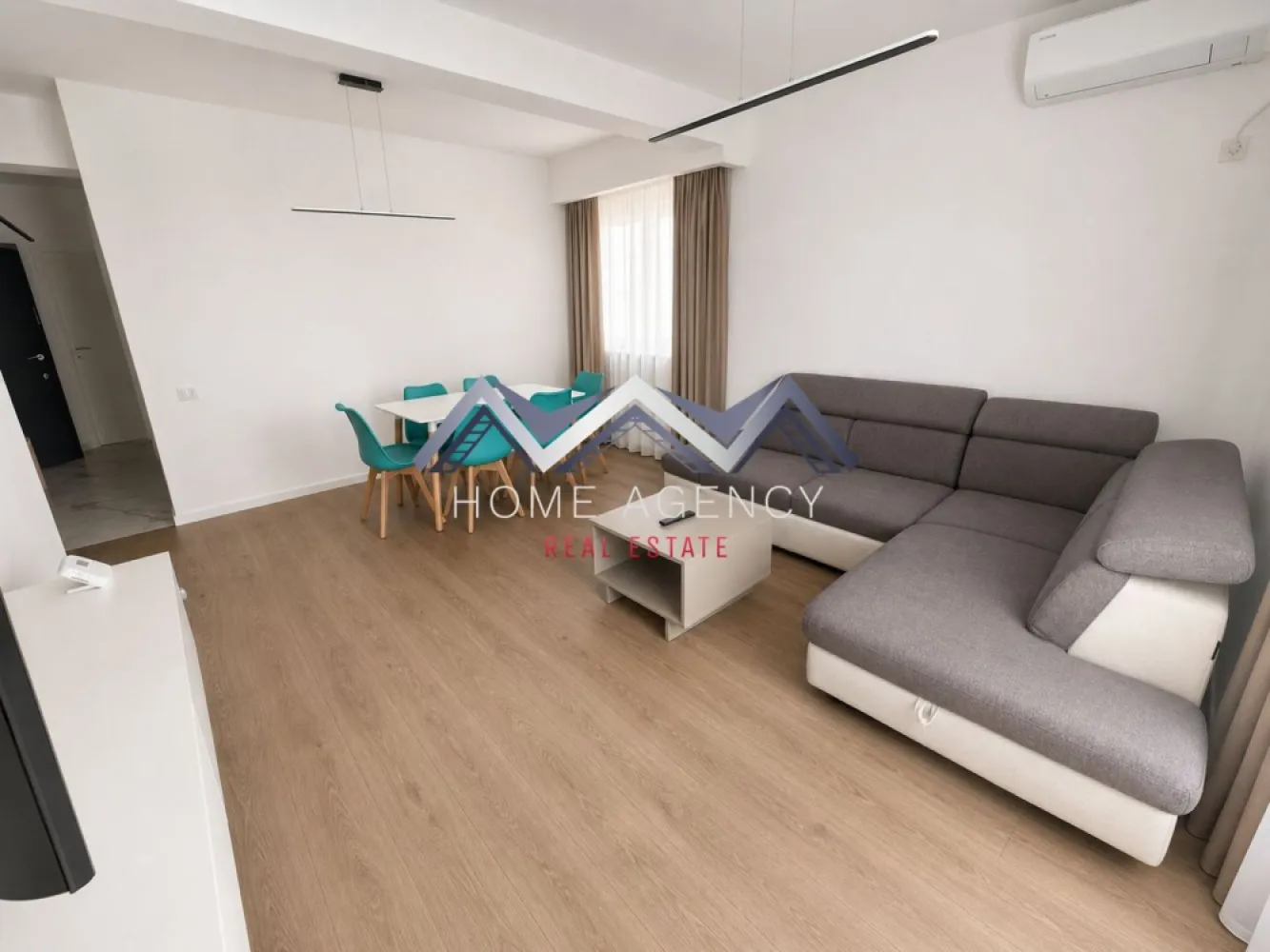 Apartament 3 camere premium + curte 30 mp | prima închiriere - Vă propunem, spre închiriere, un apartament premium cu 3 camere, situat la parterul unui imobil modern din Otopeni, ideal pentru cei care își doresc confort, intimitate și un stil de viață echilibrat, aproape de toate punctele importante de interes.

Apartamentul are o suprafață utilă de 65 mp și este excelent compartimentat, oferind spații generoase și funcționale. Zona de zi este compusă dintr-un living luminos cu zonă de dining și acces către curtea proprie de aproximativ 30 mp — un spațiu perfect pentru relaxare, cafeaua de dimineață sau momente petrecute în aer liber. Bucătăria este închisă, separată eficient de zona de living, ideală pentru cei care apreciază confortul și organizarea unui spațiu bine definit.

Zona de noapte este gândită pentru intimitate și confort, apartamentul având un dormitor matrimonial cu baie proprie, echipată cu duș walk-in, precum și un al doilea dormitor spațios, deservit de încă o baie. Compartimentarea este practică și echilibrată, fiind potrivită atât pentru un cuplu, cât și pentru o familie.

Locuința beneficiază de finisaje moderne și materiale de calitate, iar atmosfera generală este una elegantă și foarte primitoare. Spațiile sunt luminoase, bine proporționate și pregătite pentru a oferi viitorilor chiriași un nivel ridicat de confort.

Un alt avantaj important al proprietății este amplasarea excelentă, cu acces rapid către DN1, Aeroportul Henri Coandă, București și principalele zone comerciale și de interes din Otopeni. În apropiere regăsiți magazine, restaurante, școli, grădinițe și alte facilități necesare unui stil de viață comod și eficient.

În prețul chiriei este inclus și un loc de parcare suprateran.

Dacă vă doriți un apartament modern, bine compartimentat, cu curte proprie și poziționare foarte bună, această proprietate merită cu siguranță văzută. Contactați-ne pentru mai multe detalii și programați o vizionare — este genul de locuință care vă face să vă simțiți acasă încă de la prima vedere.