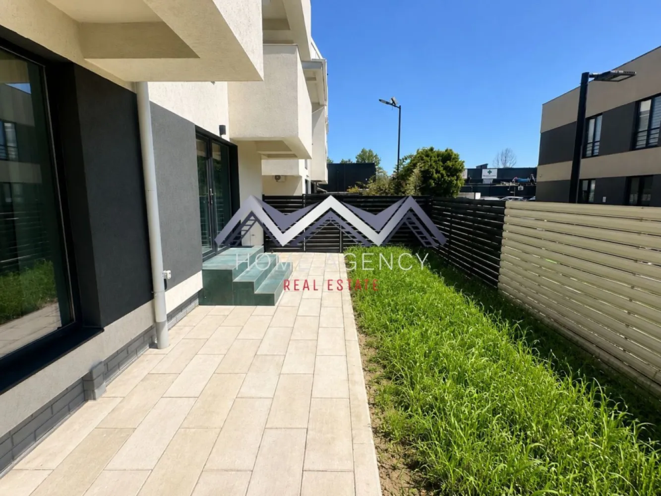Apartament 3 camere premium + curte 30 mp | prima închiriere - Vă propunem, spre închiriere, un apartament premium cu 3 camere, situat la parterul unui imobil modern din Otopeni, ideal pentru cei care își doresc confort, intimitate și un stil de viață echilibrat, aproape de toate punctele importante de interes.

Apartamentul are o suprafață utilă de 65 mp și este excelent compartimentat, oferind spații generoase și funcționale. Zona de zi este compusă dintr-un living luminos cu zonă de dining și acces către curtea proprie de aproximativ 30 mp — un spațiu perfect pentru relaxare, cafeaua de dimineață sau momente petrecute în aer liber. Bucătăria este închisă, separată eficient de zona de living, ideală pentru cei care apreciază confortul și organizarea unui spațiu bine definit.

Zona de noapte este gândită pentru intimitate și confort, apartamentul având un dormitor matrimonial cu baie proprie, echipată cu duș walk-in, precum și un al doilea dormitor spațios, deservit de încă o baie. Compartimentarea este practică și echilibrată, fiind potrivită atât pentru un cuplu, cât și pentru o familie.

Locuința beneficiază de finisaje moderne și materiale de calitate, iar atmosfera generală este una elegantă și foarte primitoare. Spațiile sunt luminoase, bine proporționate și pregătite pentru a oferi viitorilor chiriași un nivel ridicat de confort.

Un alt avantaj important al proprietății este amplasarea excelentă, cu acces rapid către DN1, Aeroportul Henri Coandă, București și principalele zone comerciale și de interes din Otopeni. În apropiere regăsiți magazine, restaurante, școli, grădinițe și alte facilități necesare unui stil de viață comod și eficient.

În prețul chiriei este inclus și un loc de parcare suprateran.

Dacă vă doriți un apartament modern, bine compartimentat, cu curte proprie și poziționare foarte bună, această proprietate merită cu siguranță văzută. Contactați-ne pentru mai multe detalii și programați o vizionare — este genul de locuință care vă face să vă simțiți acasă încă de la prima vedere.