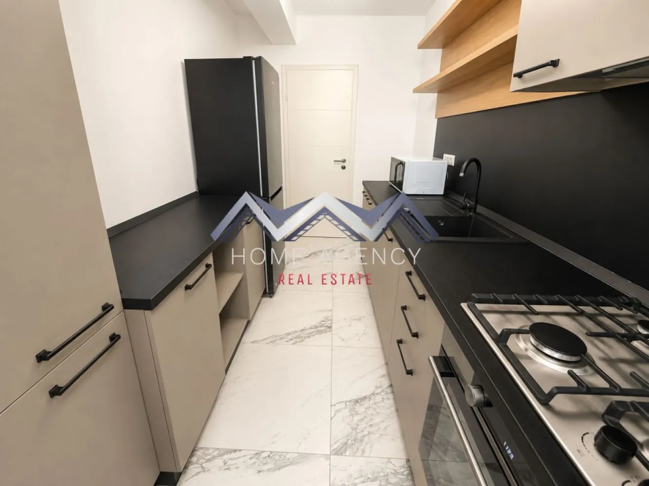 Apartament 3 camere premium + curte 30 mp | prima închiriere - Vă propunem, spre închiriere, un apartament premium cu 3 camere, situat la parterul unui imobil modern din Otopeni, ideal pentru cei care își doresc confort, intimitate și un stil de viață echilibrat, aproape de toate punctele importante de interes.

Apartamentul are o suprafață utilă de 65 mp și este excelent compartimentat, oferind spații generoase și funcționale. Zona de zi este compusă dintr-un living luminos cu zonă de dining și acces către curtea proprie de aproximativ 30 mp — un spațiu perfect pentru relaxare, cafeaua de dimineață sau momente petrecute în aer liber. Bucătăria este închisă, separată eficient de zona de living, ideală pentru cei care apreciază confortul și organizarea unui spațiu bine definit.

Zona de noapte este gândită pentru intimitate și confort, apartamentul având un dormitor matrimonial cu baie proprie, echipată cu duș walk-in, precum și un al doilea dormitor spațios, deservit de încă o baie. Compartimentarea este practică și echilibrată, fiind potrivită atât pentru un cuplu, cât și pentru o familie.

Locuința beneficiază de finisaje moderne și materiale de calitate, iar atmosfera generală este una elegantă și foarte primitoare. Spațiile sunt luminoase, bine proporționate și pregătite pentru a oferi viitorilor chiriași un nivel ridicat de confort.

Un alt avantaj important al proprietății este amplasarea excelentă, cu acces rapid către DN1, Aeroportul Henri Coandă, București și principalele zone comerciale și de interes din Otopeni. În apropiere regăsiți magazine, restaurante, școli, grădinițe și alte facilități necesare unui stil de viață comod și eficient.

În prețul chiriei este inclus și un loc de parcare suprateran.

Dacă vă doriți un apartament modern, bine compartimentat, cu curte proprie și poziționare foarte bună, această proprietate merită cu siguranță văzută. Contactați-ne pentru mai multe detalii și programați o vizionare — este genul de locuință care vă face să vă simțiți acasă încă de la prima vedere.