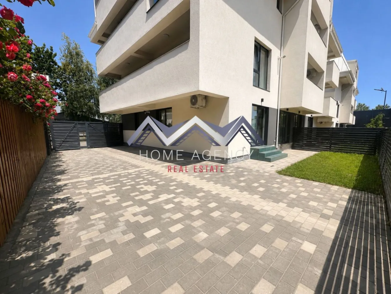 Apartament 3 camere premium + curte 100 mp | prima închiriere - Vă propunem, spre închiriere, un apartament premium cu 3 camere, situat la parterul unui imobil modern din Otopeni, ideal pentru cei care își doresc spațiu, confort și intimitate, într-o locuință elegantă și foarte bine conectată la principalele puncte de interes din zonă.

Apartamentul are o compartimentare excelentă și beneficiază de o curte proprie generoasă, de aproximativ 100 mp — un adevărat avantaj pentru cei care apreciază timpul petrecut în aer liber, fie pentru relaxare, socializare sau un spațiu sigur și confortabil pentru familie. Terasa și zona verde completează perfect atmosfera modernă și aerisită a proprietății.

Zona de zi este compusă dintr-un living luminos și spațios, amenajat cu zonă de dining și bucătărie open space, complet integrată armonios în designul interior. Spațiul este primitor, elegant și foarte funcțional, ideal atât pentru viața de zi cu zi, cât și pentru momente petrecute împreună cu familia sau prietenii.

Zona de odihna este gândită pentru confort și intimitate, apartamentul având un dormitor matrimonial cu baie proprie și duș walk-in, precum și un al doilea dormitor generos, deservit de încă o baie. Compartimentarea este practică și echilibrată, oferind funcționalitate și confort indiferent de stilul de viață.

Locuința este complet mobilată și utilată, amenajată modern, cu finisaje de calitate și mobilier atent ales pentru a crea un ambient elegant și relaxant. Spațiile sunt luminoase, bine proporționate și pregătite pentru a oferi viitorilor chiriași un nivel ridicat de confort.

Imobilul beneficiază de o poziționare excelentă, cu acces rapid către DN1, Aeroportul Henri Coandă, București și principalele centre comerciale și zone de interes din Otopeni. În imediata apropiere regăsiți magazine, restaurante, școli, grădinițe și toate facilitățile necesare unui stil de viață comod și eficient.

În prețul chiriei este inclus și un loc de parcare suprateran.

Programează acum o vizionare!