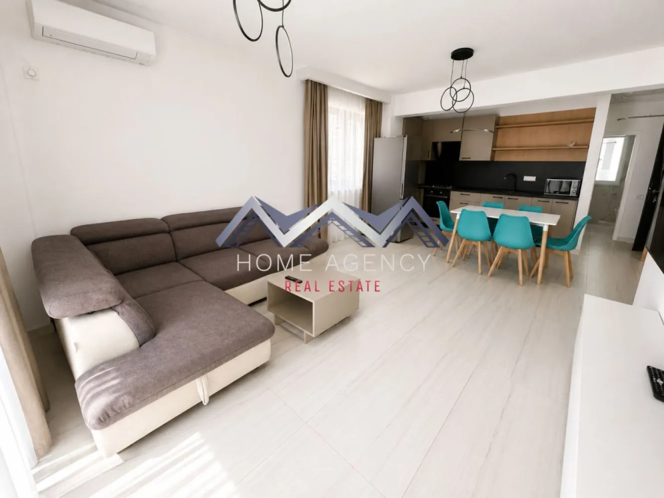 Apartament 3 camere premium + curte 100 mp | prima închiriere - Vă propunem, spre închiriere, un apartament premium cu 3 camere, situat la parterul unui imobil modern din Otopeni, ideal pentru cei care își doresc spațiu, confort și intimitate, într-o locuință elegantă și foarte bine conectată la principalele puncte de interes din zonă.

Apartamentul are o compartimentare excelentă și beneficiază de o curte proprie generoasă, de aproximativ 100 mp — un adevărat avantaj pentru cei care apreciază timpul petrecut în aer liber, fie pentru relaxare, socializare sau un spațiu sigur și confortabil pentru familie. Terasa și zona verde completează perfect atmosfera modernă și aerisită a proprietății.

Zona de zi este compusă dintr-un living luminos și spațios, amenajat cu zonă de dining și bucătărie open space, complet integrată armonios în designul interior. Spațiul este primitor, elegant și foarte funcțional, ideal atât pentru viața de zi cu zi, cât și pentru momente petrecute împreună cu familia sau prietenii.

Zona de odihna este gândită pentru confort și intimitate, apartamentul având un dormitor matrimonial cu baie proprie și duș walk-in, precum și un al doilea dormitor generos, deservit de încă o baie. Compartimentarea este practică și echilibrată, oferind funcționalitate și confort indiferent de stilul de viață.

Locuința este complet mobilată și utilată, amenajată modern, cu finisaje de calitate și mobilier atent ales pentru a crea un ambient elegant și relaxant. Spațiile sunt luminoase, bine proporționate și pregătite pentru a oferi viitorilor chiriași un nivel ridicat de confort.

Imobilul beneficiază de o poziționare excelentă, cu acces rapid către DN1, Aeroportul Henri Coandă, București și principalele centre comerciale și zone de interes din Otopeni. În imediata apropiere regăsiți magazine, restaurante, școli, grădinițe și toate facilitățile necesare unui stil de viață comod și eficient.

În prețul chiriei este inclus și un loc de parcare suprateran.

Programează acum o vizionare!