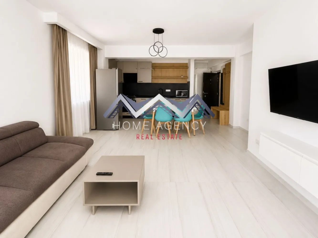 Apartament 3 camere premium + curte 100 mp | prima închiriere - Vă propunem, spre închiriere, un apartament premium cu 3 camere, situat la parterul unui imobil modern din Otopeni, ideal pentru cei care își doresc spațiu, confort și intimitate, într-o locuință elegantă și foarte bine conectată la principalele puncte de interes din zonă.

Apartamentul are o compartimentare excelentă și beneficiază de o curte proprie generoasă, de aproximativ 100 mp — un adevărat avantaj pentru cei care apreciază timpul petrecut în aer liber, fie pentru relaxare, socializare sau un spațiu sigur și confortabil pentru familie. Terasa și zona verde completează perfect atmosfera modernă și aerisită a proprietății.

Zona de zi este compusă dintr-un living luminos și spațios, amenajat cu zonă de dining și bucătărie open space, complet integrată armonios în designul interior. Spațiul este primitor, elegant și foarte funcțional, ideal atât pentru viața de zi cu zi, cât și pentru momente petrecute împreună cu familia sau prietenii.

Zona de odihna este gândită pentru confort și intimitate, apartamentul având un dormitor matrimonial cu baie proprie și duș walk-in, precum și un al doilea dormitor generos, deservit de încă o baie. Compartimentarea este practică și echilibrată, oferind funcționalitate și confort indiferent de stilul de viață.

Locuința este complet mobilată și utilată, amenajată modern, cu finisaje de calitate și mobilier atent ales pentru a crea un ambient elegant și relaxant. Spațiile sunt luminoase, bine proporționate și pregătite pentru a oferi viitorilor chiriași un nivel ridicat de confort.

Imobilul beneficiază de o poziționare excelentă, cu acces rapid către DN1, Aeroportul Henri Coandă, București și principalele centre comerciale și zone de interes din Otopeni. În imediata apropiere regăsiți magazine, restaurante, școli, grădinițe și toate facilitățile necesare unui stil de viață comod și eficient.

În prețul chiriei este inclus și un loc de parcare suprateran.

Programează acum o vizionare!