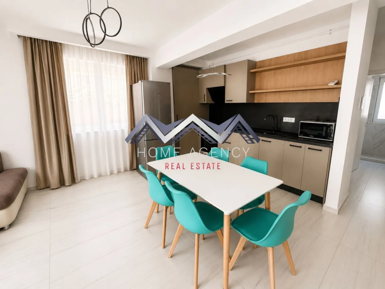 Apartament 3 camere premium + curte 100 mp | prima închiriere - Vă propunem, spre închiriere, un apartament premium cu 3 camere, situat la parterul unui imobil modern din Otopeni, ideal pentru cei care își doresc spațiu, confort și intimitate, într-o locuință elegantă și foarte bine conectată la principalele puncte de interes din zonă.

Apartamentul are o compartimentare excelentă și beneficiază de o curte proprie generoasă, de aproximativ 100 mp — un adevărat avantaj pentru cei care apreciază timpul petrecut în aer liber, fie pentru relaxare, socializare sau un spațiu sigur și confortabil pentru familie. Terasa și zona verde completează perfect atmosfera modernă și aerisită a proprietății.

Zona de zi este compusă dintr-un living luminos și spațios, amenajat cu zonă de dining și bucătărie open space, complet integrată armonios în designul interior. Spațiul este primitor, elegant și foarte funcțional, ideal atât pentru viața de zi cu zi, cât și pentru momente petrecute împreună cu familia sau prietenii.

Zona de odihna este gândită pentru confort și intimitate, apartamentul având un dormitor matrimonial cu baie proprie și duș walk-in, precum și un al doilea dormitor generos, deservit de încă o baie. Compartimentarea este practică și echilibrată, oferind funcționalitate și confort indiferent de stilul de viață.

Locuința este complet mobilată și utilată, amenajată modern, cu finisaje de calitate și mobilier atent ales pentru a crea un ambient elegant și relaxant. Spațiile sunt luminoase, bine proporționate și pregătite pentru a oferi viitorilor chiriași un nivel ridicat de confort.

Imobilul beneficiază de o poziționare excelentă, cu acces rapid către DN1, Aeroportul Henri Coandă, București și principalele centre comerciale și zone de interes din Otopeni. În imediata apropiere regăsiți magazine, restaurante, școli, grădinițe și toate facilitățile necesare unui stil de viață comod și eficient.

În prețul chiriei este inclus și un loc de parcare suprateran.

Programează acum o vizionare!