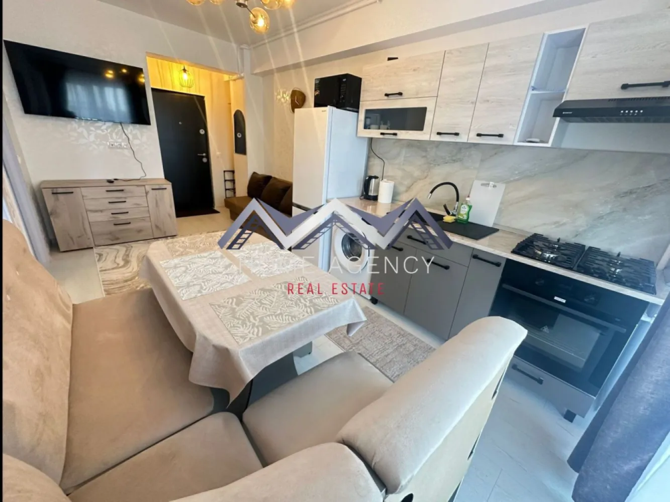 Apartament 2 camere Otopeni | prima închiriere - Dacă ești în căutarea unei alternative practice la o garsonieră, acest apartament de 2 camere tip studio este alegerea ideală! Situat la etajul 1/3, oferă un spațiu bine optimizat, perfect pentru o persoană singură sau un cuplu. Locuința este complet mobilată și utilată, gata să îți devină acasă fără investiții suplimentare. 

Apartamentul se remarcă prin compartimentarea eficientă, care combină confortul și funcționalitatea într-un ambient modern, într-un spațiu care oferă toate avantajele necesare unui stil de viață comod. 

Zona este una deosebit de accesibilă, având stație de autobuz chiar în fața complexului, precum și magazine, restaurante și alte puncte de interes în apropiere. Mai mult, Aeroportul Otopeni se află la aprox. 10 minute cu mașina, fiind un avantaj important pentru cei care călătoresc frecvent. 

Pentru un plus de confort, apartamentul include și un loc de parcare.

📞 Dacă vrei să afli mai multe detalii sau să programezi o vizionare, nu ezita să mă contactezi!