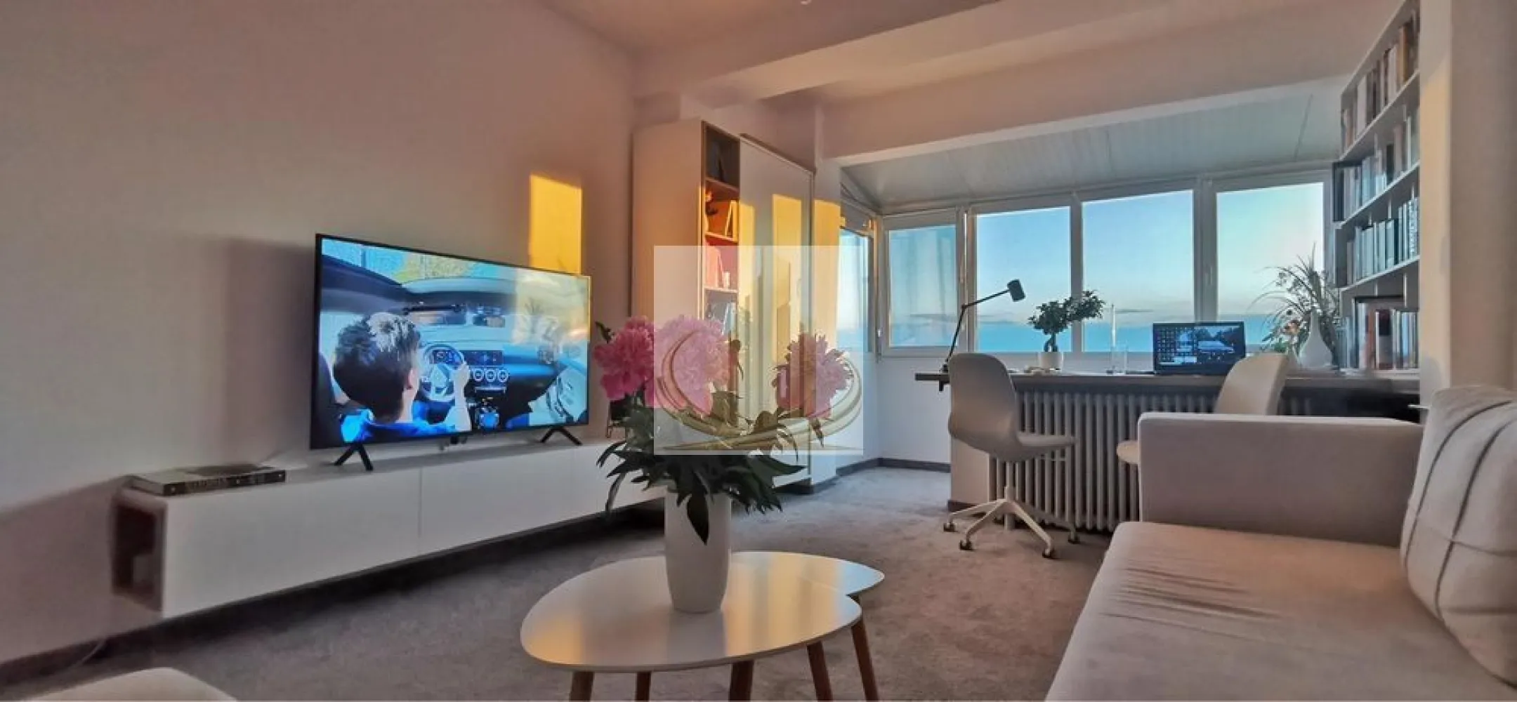Ap 2 cam decomandat | Vedere panoramică | Complex | ideal Investitie - Echipa Grand Mobilis Imobiliare vă propune spre vânzare un apartament deosebit cu 2 camere decomandate, situat în inima Complexului Studențesc, una dintre cele mai căutate zone din Timișoara atât pentru locuit, cât și pentru investiție.

Apartamentul este amplasat la etajul 8 din 8 al unui imobil dotat cu lift și se remarcă prin luminozitatea excelentă, compartimentarea eficientă și priveliștea panoramică impresionantă asupra orașului. Din apartament se pot admira repere importante ale Timișoarei, precum Catedrala Mitropolitană, Spitalul Județean și Spitalul Regina Maria.

Locuința a fost renovată în urmă cu aproximativ 5 ani, este foarte bine întreținută și se prezintă într-o stare excelentă, fiind pregătită pentru mutare imediată. Se vinde complet mobilată și utilată, exact cum este prezentată, reprezentând o soluție ideală pentru cei care își doresc să se mute fără investiții suplimentare.

Apartamentul beneficiază de o compartimentare practică și funcțională:

living generos cu zonă de birou și bibliotecă;
dormitor spațios;
bucătărie complet utilată;
hol cu multiple spații de depozitare;
baie;
numeroase zone de depozitare realizate inteligent.

Un alt avantaj important îl reprezintă mobilierul executat la comandă și designul interior realizat cu ajutorul unui arhitect, aspecte care oferă locuinței un caracter modern, elegant și foarte bine optimizat.

Confortul termic este asigurat prin intermediul termoficării și al caloriferelor, însă pentru viitorii proprietari există și posibilitatea montării unei centrale proprii pe gaz, instalația de gaz fiind deja introdusă în apartament.

De asemenea, un aspect extrem de important este faptul că hidroizolația blocului a fost refăcută complet în urmă cu doar 2 ani, eliminând orice grijă privind eventualele infiltrații și oferind siguranță pe termen lung.

Poziționarea reprezintă unul dintre cele mai mari atuuri ale proprietății. Situat în imediata apropiere a universităților, apartamentul oferă acces rapid către:

Universități și facultăți;
școli, grădinițe și licee;
parcuri și zone verzi;
mijloace de transport în comun;
restaurante, cafenele și terase;
supermarketuri și magazine;
centrul orașului și principalele puncte de interes.

Datorită poziției excepționale, apartamentul este alegerea ideală pentru un student, un cuplu sau o familie care își dorește să locuiască într-o zonă centrală și vibrantă. Totodată, proprietatea reprezintă o oportunitate excelentă de investiție, beneficiind de un randament foarte bun la închiriere și de o cerere constant ridicată datorită proximității față de centrele universitare.

Un apartament care îmbină perfect confortul, locația premium și priveliștea spectaculoasă asupra orașului, într-una dintre cele mai valoroase zone ale Timișoarei.

Pentru mai multe detalii, informații suplimentare sau programarea unei vizionări, echipa Grand Mobilis Imobiliare vă stă cu drag la dispoziție.
ID Intern: CP3128236