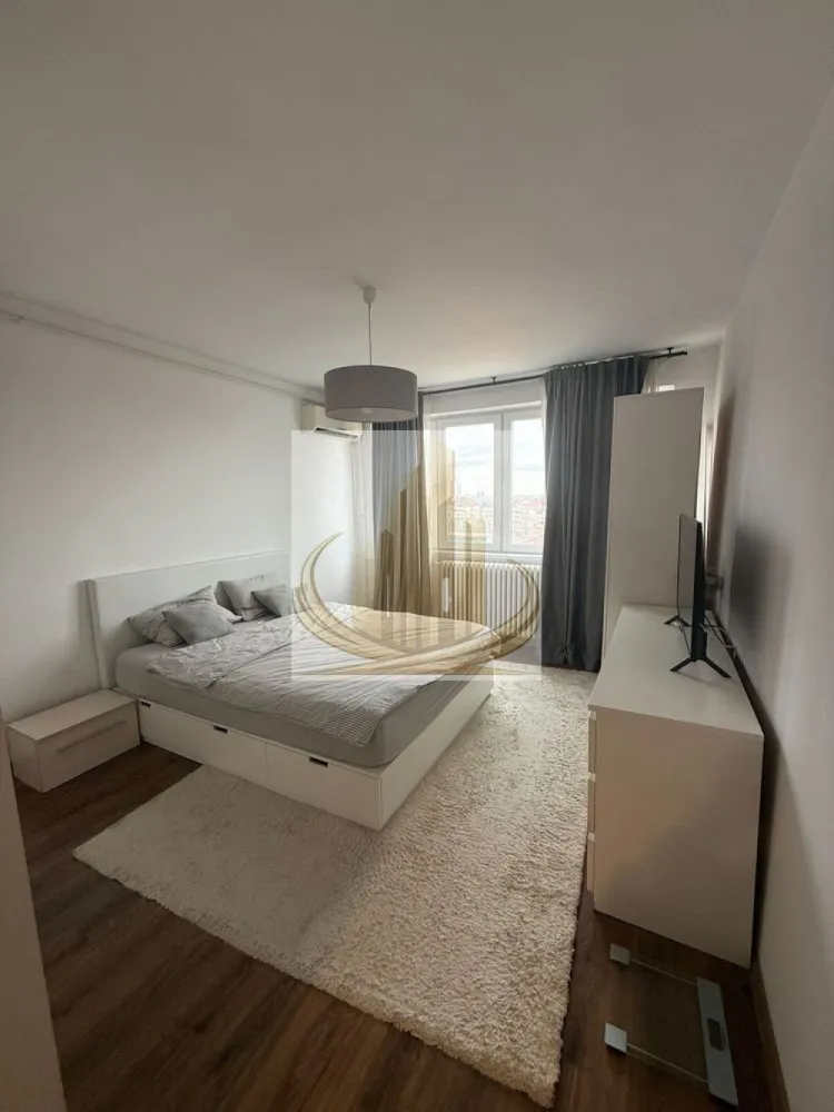 Ap 2 cam decomandat | Vedere panoramică | Complex | ideal Investitie - Echipa Grand Mobilis Imobiliare vă propune spre vânzare un apartament deosebit cu 2 camere decomandate, situat în inima Complexului Studențesc, una dintre cele mai căutate zone din Timișoara atât pentru locuit, cât și pentru investiție.

Apartamentul este amplasat la etajul 8 din 8 al unui imobil dotat cu lift și se remarcă prin luminozitatea excelentă, compartimentarea eficientă și priveliștea panoramică impresionantă asupra orașului. Din apartament se pot admira repere importante ale Timișoarei, precum Catedrala Mitropolitană, Spitalul Județean și Spitalul Regina Maria.

Locuința a fost renovată în urmă cu aproximativ 5 ani, este foarte bine întreținută și se prezintă într-o stare excelentă, fiind pregătită pentru mutare imediată. Se vinde complet mobilată și utilată, exact cum este prezentată, reprezentând o soluție ideală pentru cei care își doresc să se mute fără investiții suplimentare.

Apartamentul beneficiază de o compartimentare practică și funcțională:

living generos cu zonă de birou și bibliotecă;
dormitor spațios;
bucătărie complet utilată;
hol cu multiple spații de depozitare;
baie;
numeroase zone de depozitare realizate inteligent.

Un alt avantaj important îl reprezintă mobilierul executat la comandă și designul interior realizat cu ajutorul unui arhitect, aspecte care oferă locuinței un caracter modern, elegant și foarte bine optimizat.

Confortul termic este asigurat prin intermediul termoficării și al caloriferelor, însă pentru viitorii proprietari există și posibilitatea montării unei centrale proprii pe gaz, instalația de gaz fiind deja introdusă în apartament.

De asemenea, un aspect extrem de important este faptul că hidroizolația blocului a fost refăcută complet în urmă cu doar 2 ani, eliminând orice grijă privind eventualele infiltrații și oferind siguranță pe termen lung.

Poziționarea reprezintă unul dintre cele mai mari atuuri ale proprietății. Situat în imediata apropiere a universităților, apartamentul oferă acces rapid către:

Universități și facultăți;
școli, grădinițe și licee;
parcuri și zone verzi;
mijloace de transport în comun;
restaurante, cafenele și terase;
supermarketuri și magazine;
centrul orașului și principalele puncte de interes.

Datorită poziției excepționale, apartamentul este alegerea ideală pentru un student, un cuplu sau o familie care își dorește să locuiască într-o zonă centrală și vibrantă. Totodată, proprietatea reprezintă o oportunitate excelentă de investiție, beneficiind de un randament foarte bun la închiriere și de o cerere constant ridicată datorită proximității față de centrele universitare.

Un apartament care îmbină perfect confortul, locația premium și priveliștea spectaculoasă asupra orașului, într-una dintre cele mai valoroase zone ale Timișoarei.

Pentru mai multe detalii, informații suplimentare sau programarea unei vizionări, echipa Grand Mobilis Imobiliare vă stă cu drag la dispoziție.
ID Intern: CP3128236