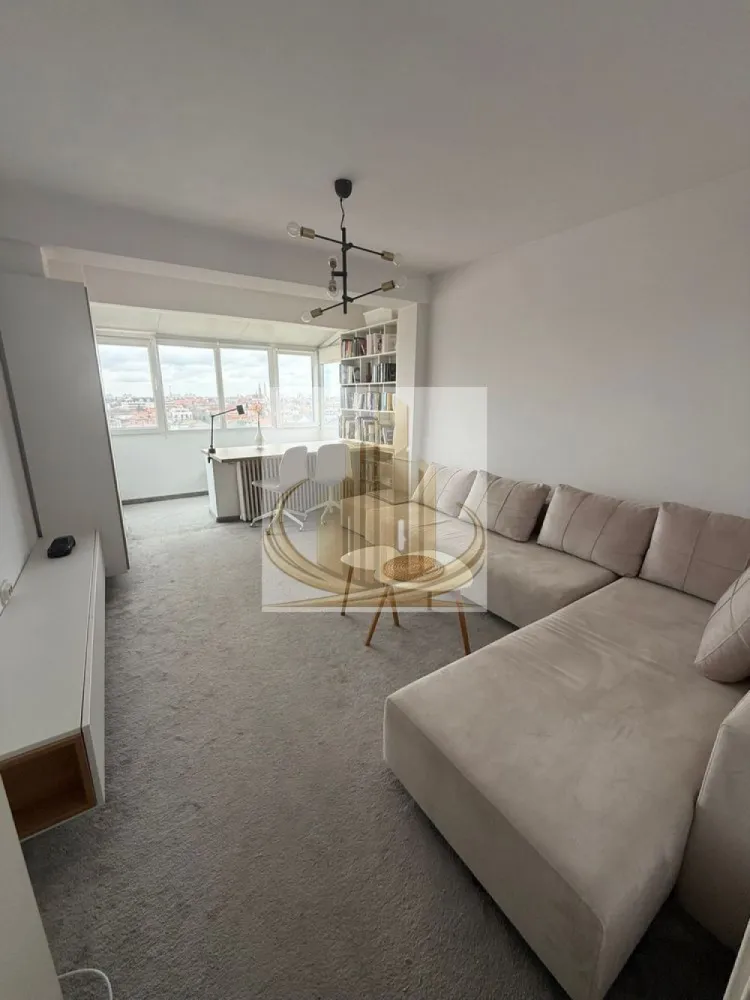 Ap 2 cam decomandat | Vedere panoramică | Complex | ideal Investitie - Echipa Grand Mobilis Imobiliare vă propune spre vânzare un apartament deosebit cu 2 camere decomandate, situat în inima Complexului Studențesc, una dintre cele mai căutate zone din Timișoara atât pentru locuit, cât și pentru investiție.

Apartamentul este amplasat la etajul 8 din 8 al unui imobil dotat cu lift și se remarcă prin luminozitatea excelentă, compartimentarea eficientă și priveliștea panoramică impresionantă asupra orașului. Din apartament se pot admira repere importante ale Timișoarei, precum Catedrala Mitropolitană, Spitalul Județean și Spitalul Regina Maria.

Locuința a fost renovată în urmă cu aproximativ 5 ani, este foarte bine întreținută și se prezintă într-o stare excelentă, fiind pregătită pentru mutare imediată. Se vinde complet mobilată și utilată, exact cum este prezentată, reprezentând o soluție ideală pentru cei care își doresc să se mute fără investiții suplimentare.

Apartamentul beneficiază de o compartimentare practică și funcțională:

living generos cu zonă de birou și bibliotecă;
dormitor spațios;
bucătărie complet utilată;
hol cu multiple spații de depozitare;
baie;
numeroase zone de depozitare realizate inteligent.

Un alt avantaj important îl reprezintă mobilierul executat la comandă și designul interior realizat cu ajutorul unui arhitect, aspecte care oferă locuinței un caracter modern, elegant și foarte bine optimizat.

Confortul termic este asigurat prin intermediul termoficării și al caloriferelor, însă pentru viitorii proprietari există și posibilitatea montării unei centrale proprii pe gaz, instalația de gaz fiind deja introdusă în apartament.

De asemenea, un aspect extrem de important este faptul că hidroizolația blocului a fost refăcută complet în urmă cu doar 2 ani, eliminând orice grijă privind eventualele infiltrații și oferind siguranță pe termen lung.

Poziționarea reprezintă unul dintre cele mai mari atuuri ale proprietății. Situat în imediata apropiere a universităților, apartamentul oferă acces rapid către:

Universități și facultăți;
școli, grădinițe și licee;
parcuri și zone verzi;
mijloace de transport în comun;
restaurante, cafenele și terase;
supermarketuri și magazine;
centrul orașului și principalele puncte de interes.

Datorită poziției excepționale, apartamentul este alegerea ideală pentru un student, un cuplu sau o familie care își dorește să locuiască într-o zonă centrală și vibrantă. Totodată, proprietatea reprezintă o oportunitate excelentă de investiție, beneficiind de un randament foarte bun la închiriere și de o cerere constant ridicată datorită proximității față de centrele universitare.

Un apartament care îmbină perfect confortul, locația premium și priveliștea spectaculoasă asupra orașului, într-una dintre cele mai valoroase zone ale Timișoarei.

Pentru mai multe detalii, informații suplimentare sau programarea unei vizionări, echipa Grand Mobilis Imobiliare vă stă cu drag la dispoziție.
ID Intern: CP3128236