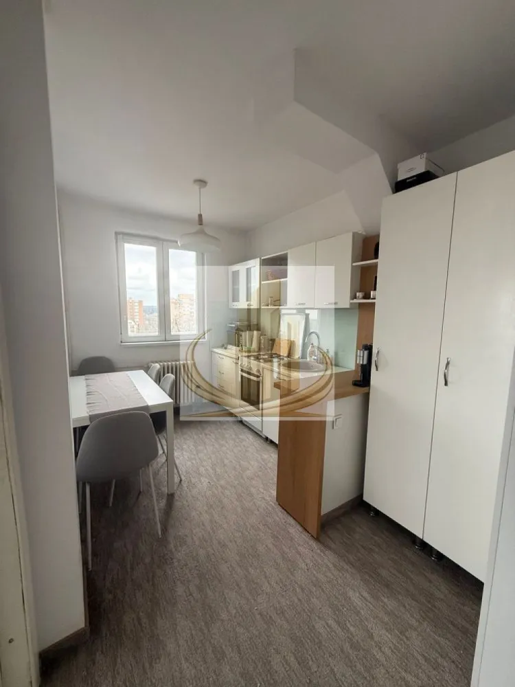 Ap 2 cam decomandat | Vedere panoramică | Complex | ideal Investitie - Echipa Grand Mobilis Imobiliare vă propune spre vânzare un apartament deosebit cu 2 camere decomandate, situat în inima Complexului Studențesc, una dintre cele mai căutate zone din Timișoara atât pentru locuit, cât și pentru investiție.

Apartamentul este amplasat la etajul 8 din 8 al unui imobil dotat cu lift și se remarcă prin luminozitatea excelentă, compartimentarea eficientă și priveliștea panoramică impresionantă asupra orașului. Din apartament se pot admira repere importante ale Timișoarei, precum Catedrala Mitropolitană, Spitalul Județean și Spitalul Regina Maria.

Locuința a fost renovată în urmă cu aproximativ 5 ani, este foarte bine întreținută și se prezintă într-o stare excelentă, fiind pregătită pentru mutare imediată. Se vinde complet mobilată și utilată, exact cum este prezentată, reprezentând o soluție ideală pentru cei care își doresc să se mute fără investiții suplimentare.

Apartamentul beneficiază de o compartimentare practică și funcțională:

living generos cu zonă de birou și bibliotecă;
dormitor spațios;
bucătărie complet utilată;
hol cu multiple spații de depozitare;
baie;
numeroase zone de depozitare realizate inteligent.

Un alt avantaj important îl reprezintă mobilierul executat la comandă și designul interior realizat cu ajutorul unui arhitect, aspecte care oferă locuinței un caracter modern, elegant și foarte bine optimizat.

Confortul termic este asigurat prin intermediul termoficării și al caloriferelor, însă pentru viitorii proprietari există și posibilitatea montării unei centrale proprii pe gaz, instalația de gaz fiind deja introdusă în apartament.

De asemenea, un aspect extrem de important este faptul că hidroizolația blocului a fost refăcută complet în urmă cu doar 2 ani, eliminând orice grijă privind eventualele infiltrații și oferind siguranță pe termen lung.

Poziționarea reprezintă unul dintre cele mai mari atuuri ale proprietății. Situat în imediata apropiere a universităților, apartamentul oferă acces rapid către:

Universități și facultăți;
școli, grădinițe și licee;
parcuri și zone verzi;
mijloace de transport în comun;
restaurante, cafenele și terase;
supermarketuri și magazine;
centrul orașului și principalele puncte de interes.

Datorită poziției excepționale, apartamentul este alegerea ideală pentru un student, un cuplu sau o familie care își dorește să locuiască într-o zonă centrală și vibrantă. Totodată, proprietatea reprezintă o oportunitate excelentă de investiție, beneficiind de un randament foarte bun la închiriere și de o cerere constant ridicată datorită proximității față de centrele universitare.

Un apartament care îmbină perfect confortul, locația premium și priveliștea spectaculoasă asupra orașului, într-una dintre cele mai valoroase zone ale Timișoarei.

Pentru mai multe detalii, informații suplimentare sau programarea unei vizionări, echipa Grand Mobilis Imobiliare vă stă cu drag la dispoziție.
ID Intern: CP3128236